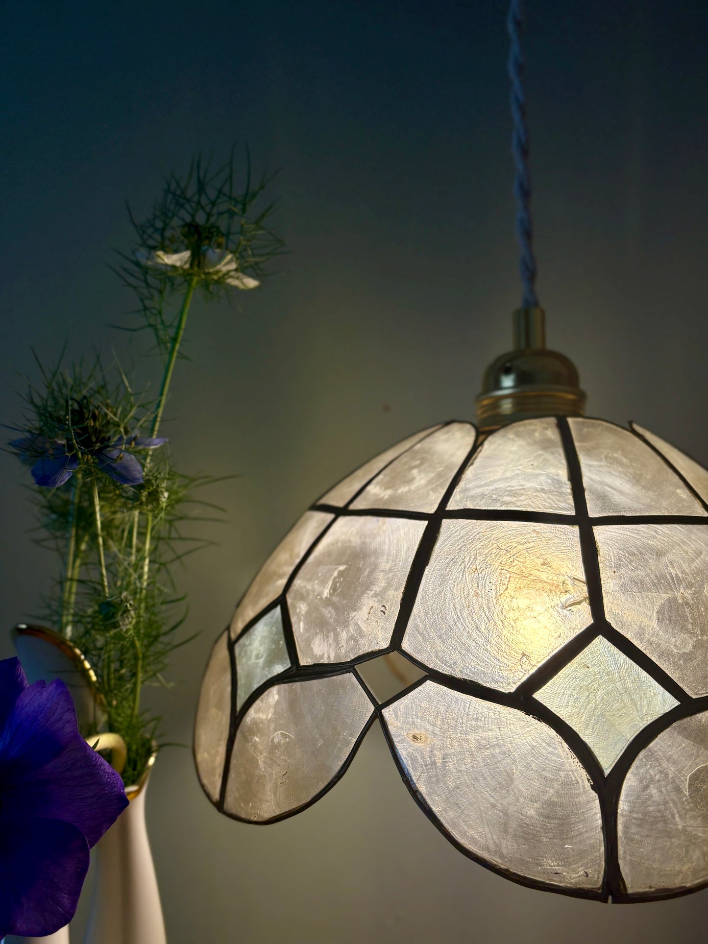 Suspension abat jour vintage en nacre blanche et bleue et laiton