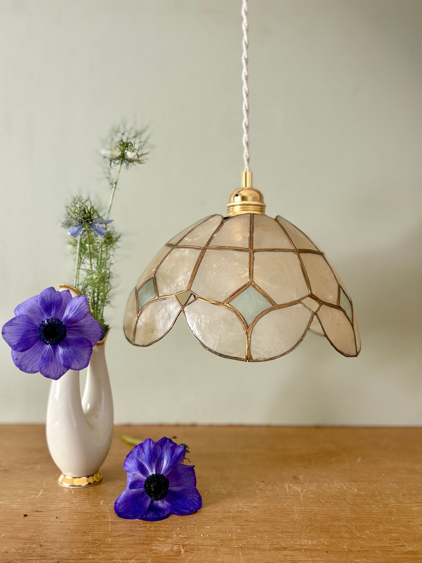 Suspension abat jour vintage en nacre blanche et bleue et laiton