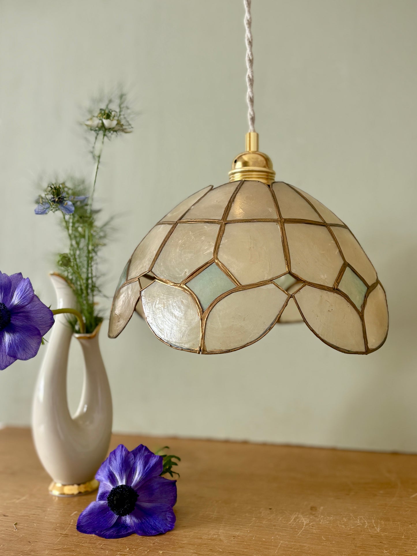 Suspension abat jour vintage en nacre blanche et bleue et laiton