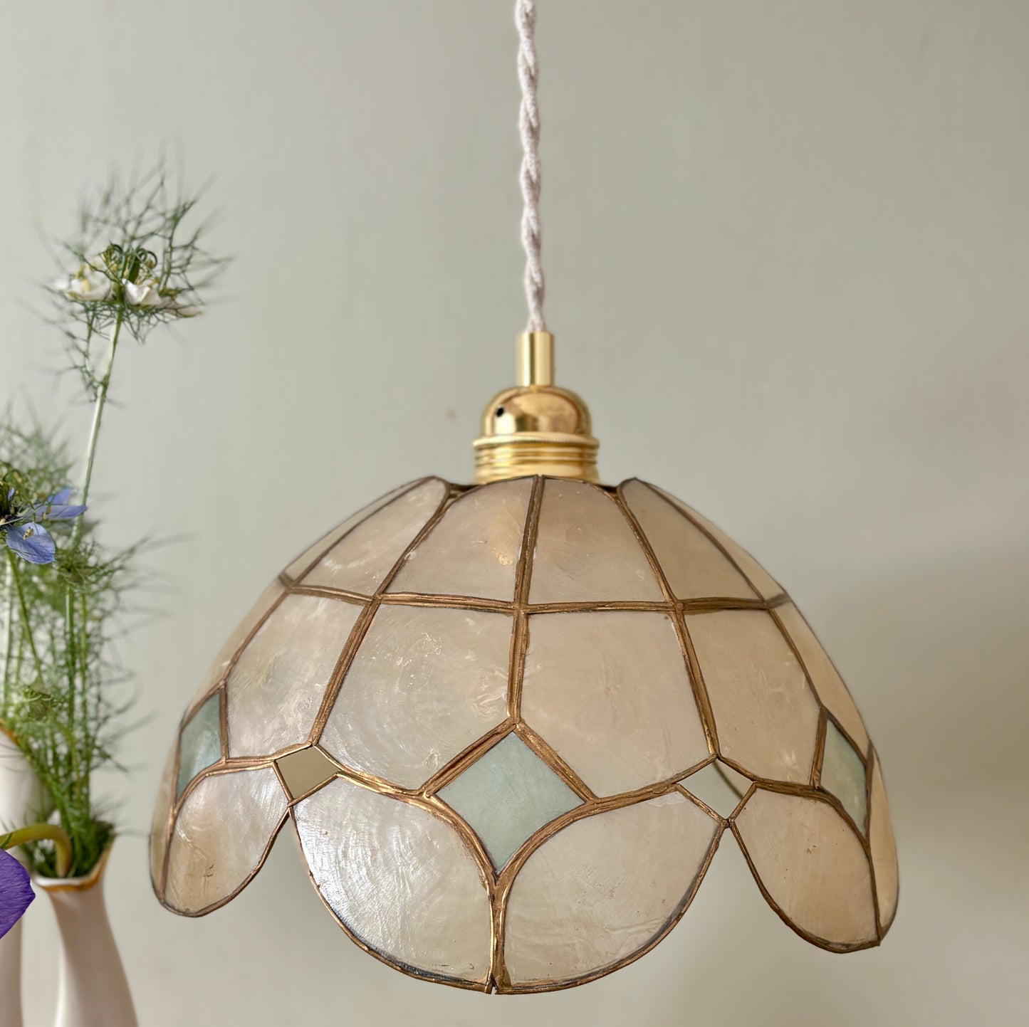 Suspension abat jour vintage en nacre blanche et bleue et laiton