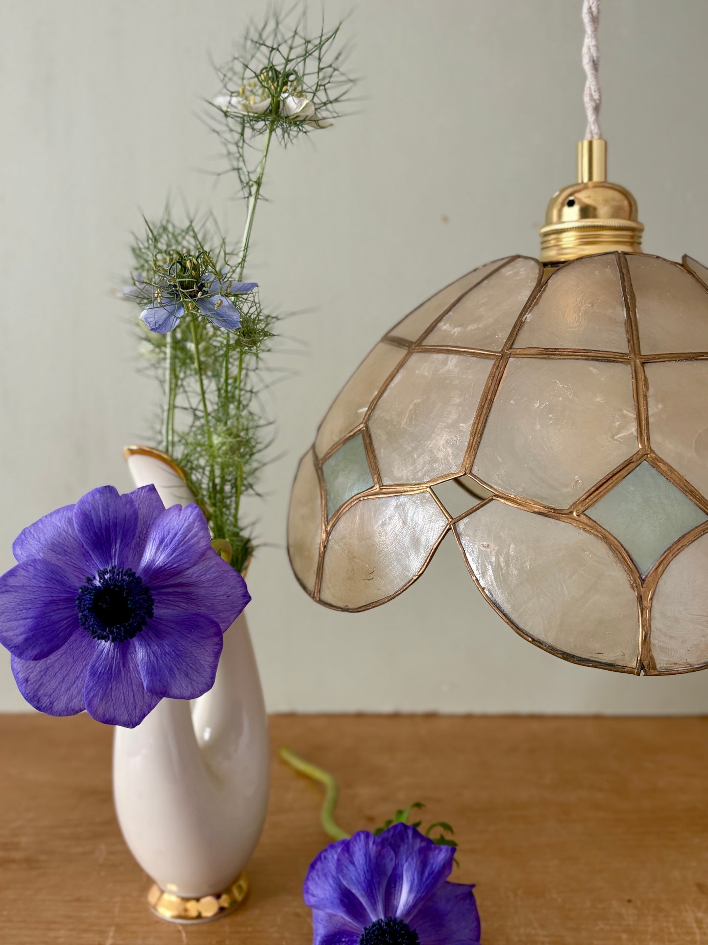 Suspension abat jour vintage en nacre blanche et bleue et laiton