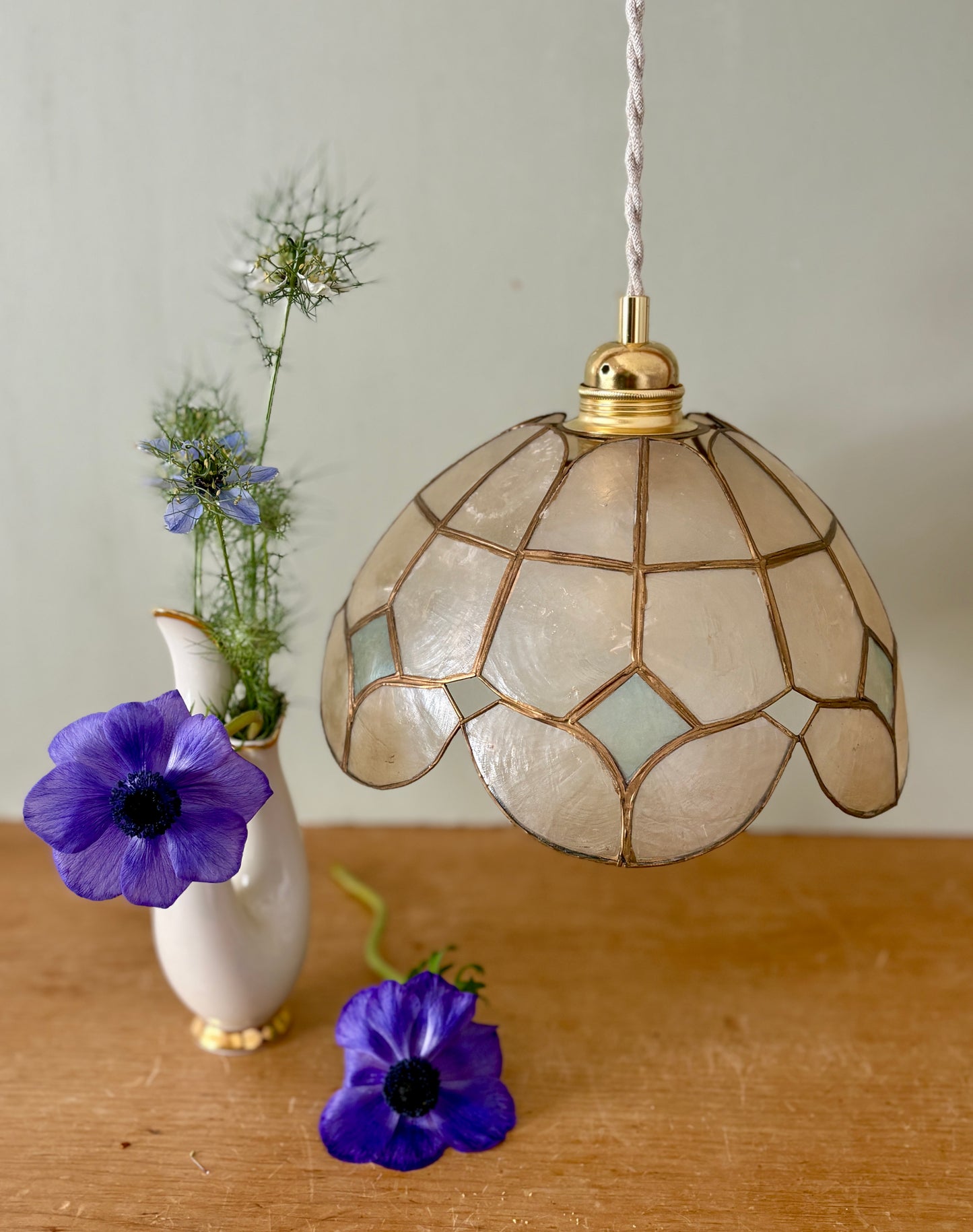 Suspension abat jour vintage en nacre blanche et bleue et laiton