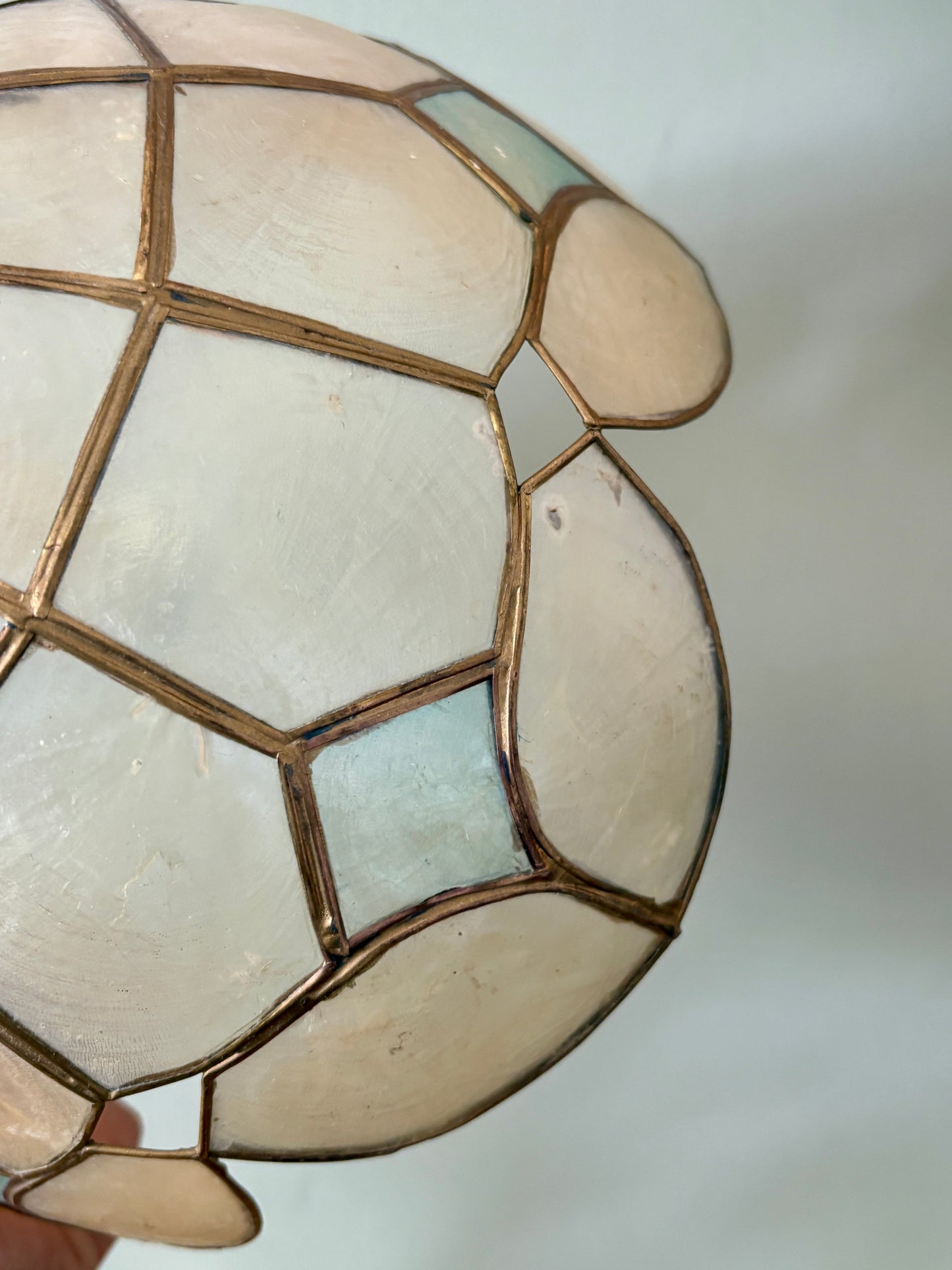 Suspension abat jour vintage en nacre blanche et bleue et laiton