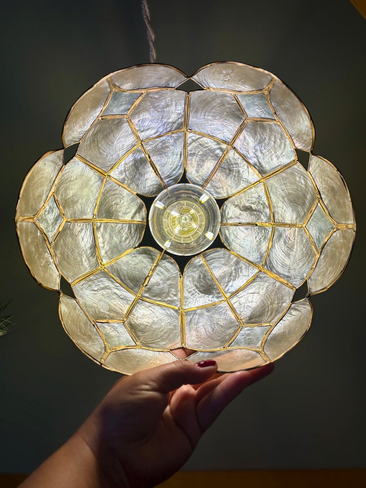 Suspension abat jour vintage en nacre blanche et bleue et laiton