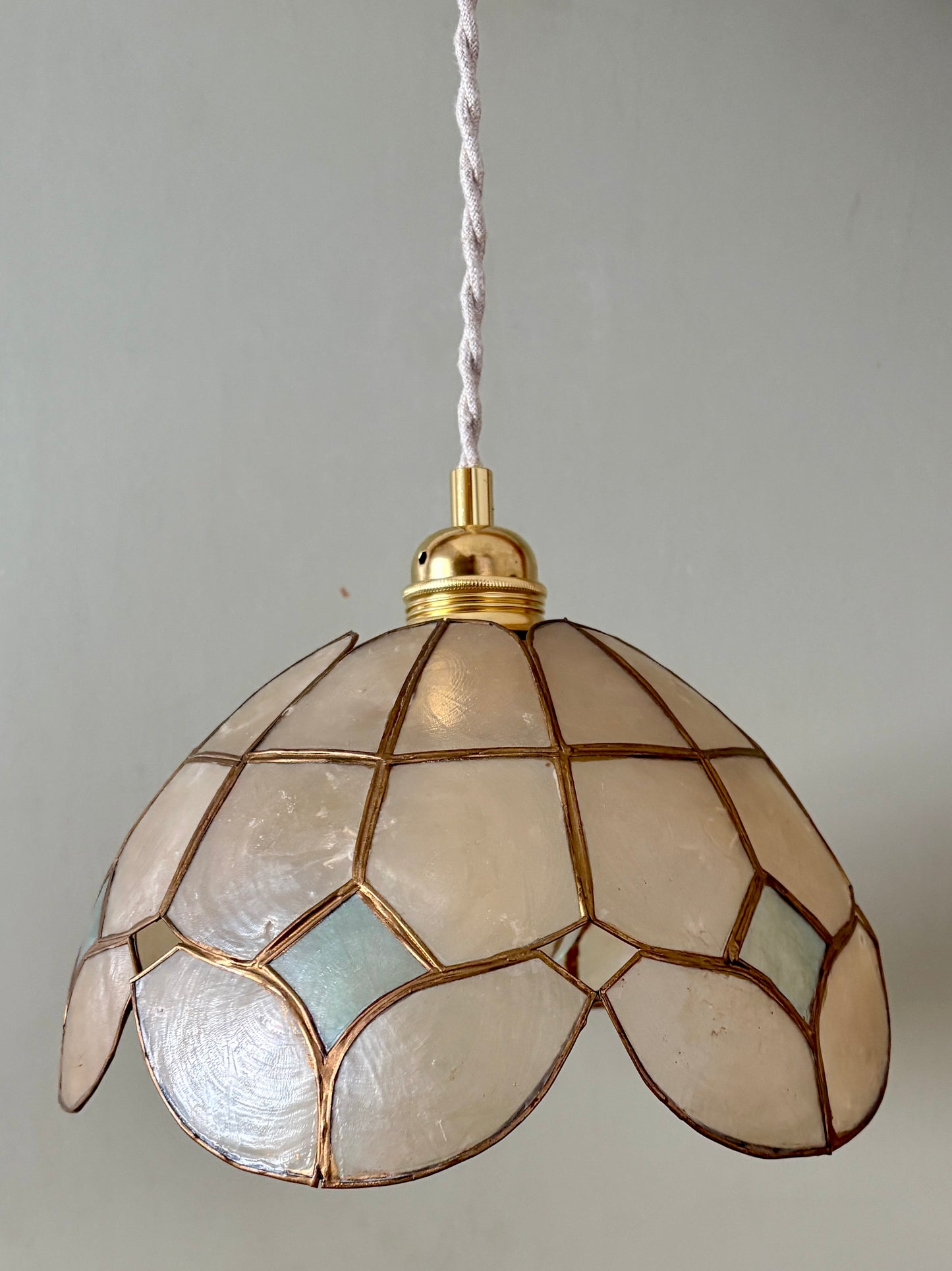 Suspension abat jour vintage en nacre blanche et bleue et laiton