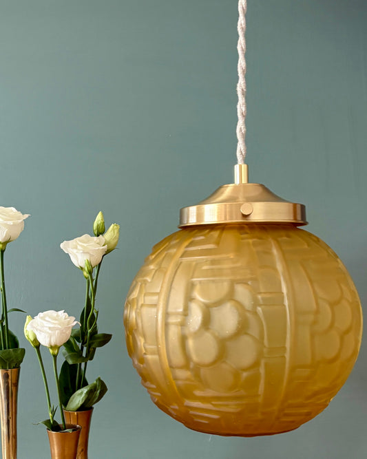 Suspension globe vintage art déco en verre dépoli jaune