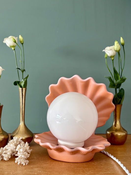 Lampe vintage en forme de coquillage en céramique et opaline.