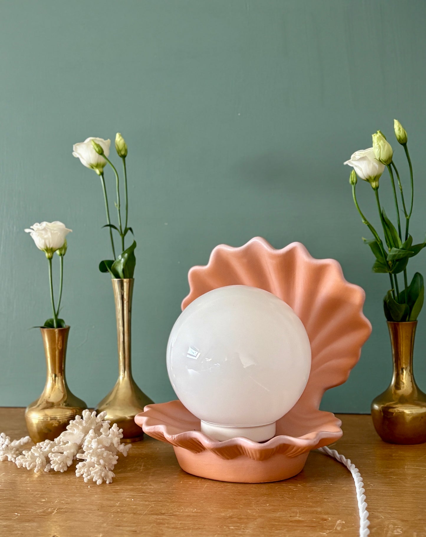 Lampe vintage en forme de coquillage en céramique et opaline.