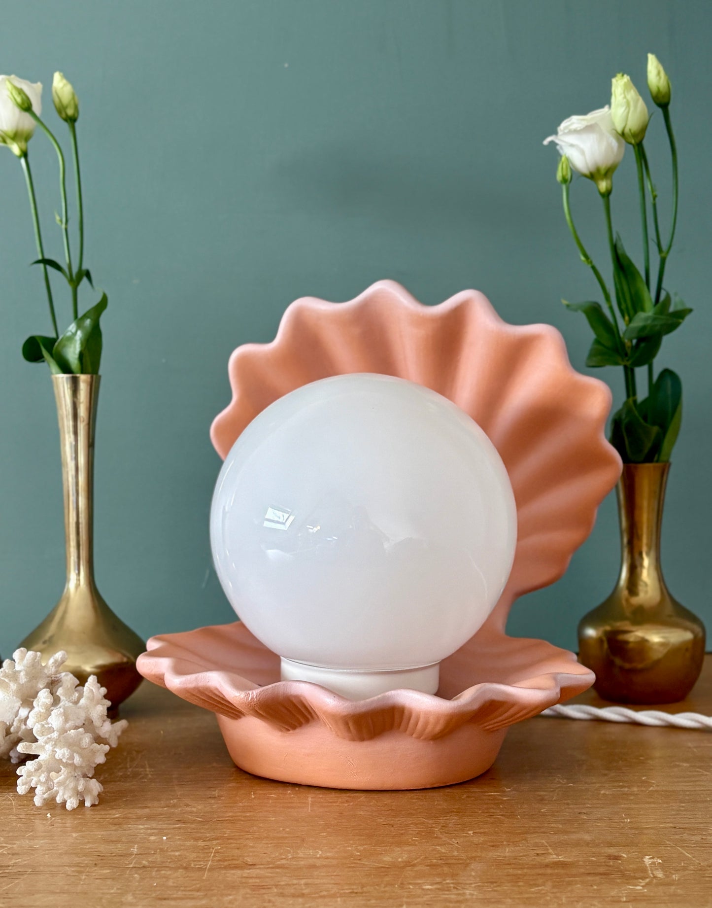 Lampe vintage en forme de coquillage en céramique et opaline.