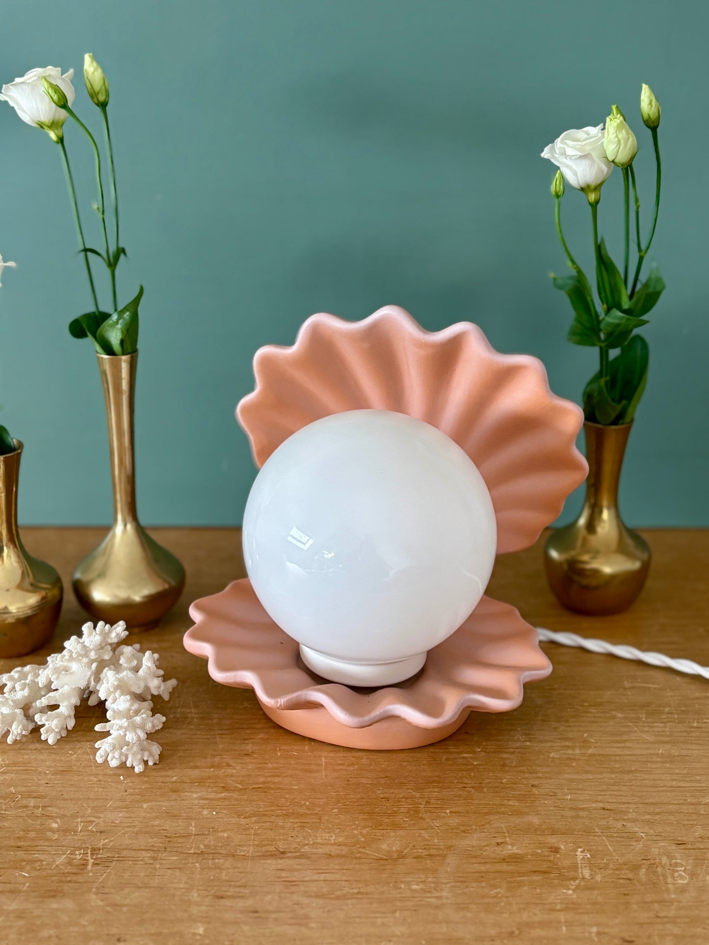 Lampe vintage en forme de coquillage en céramique et opaline.