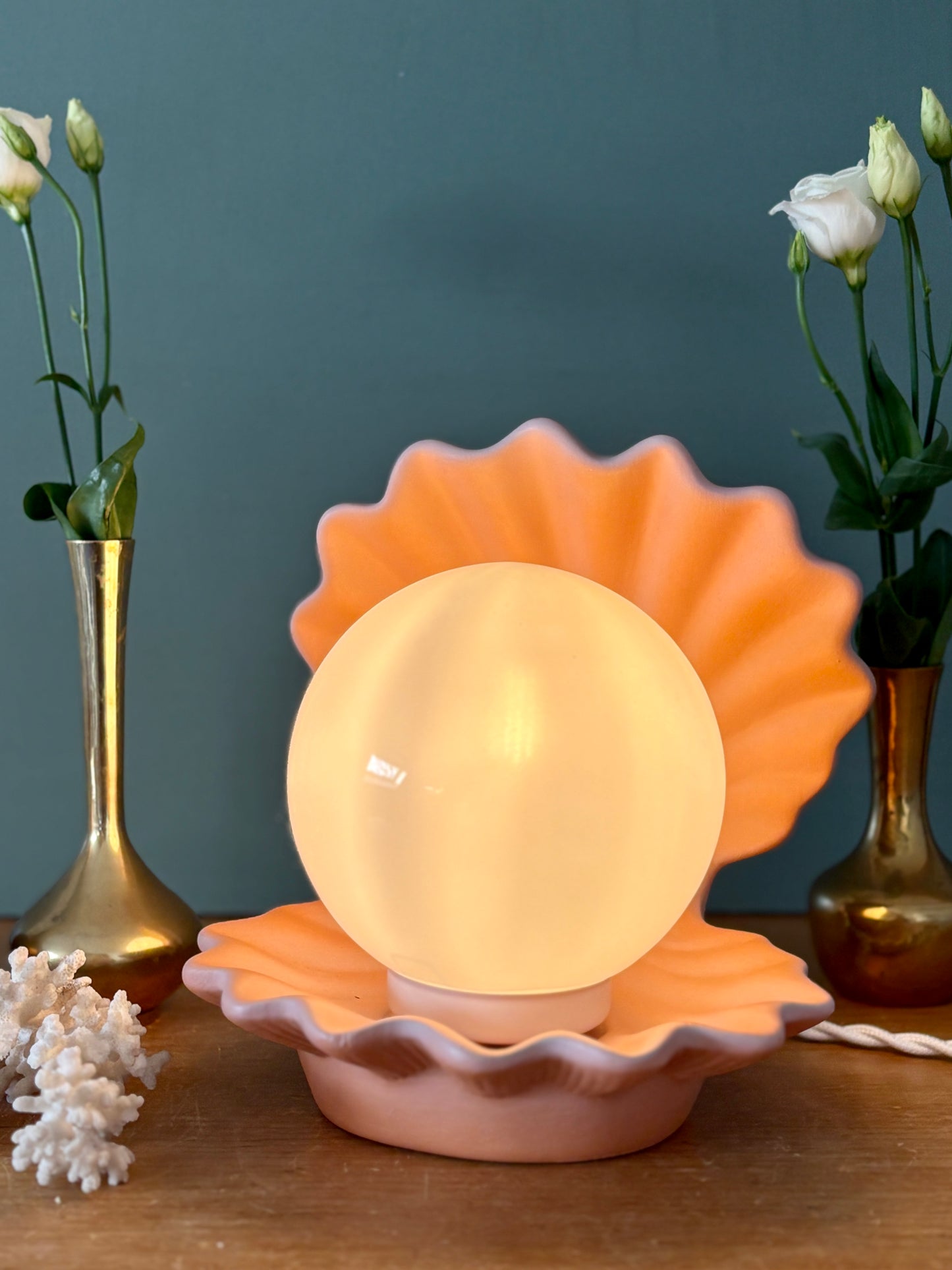 Lampe vintage en forme de coquillage en céramique et opaline.