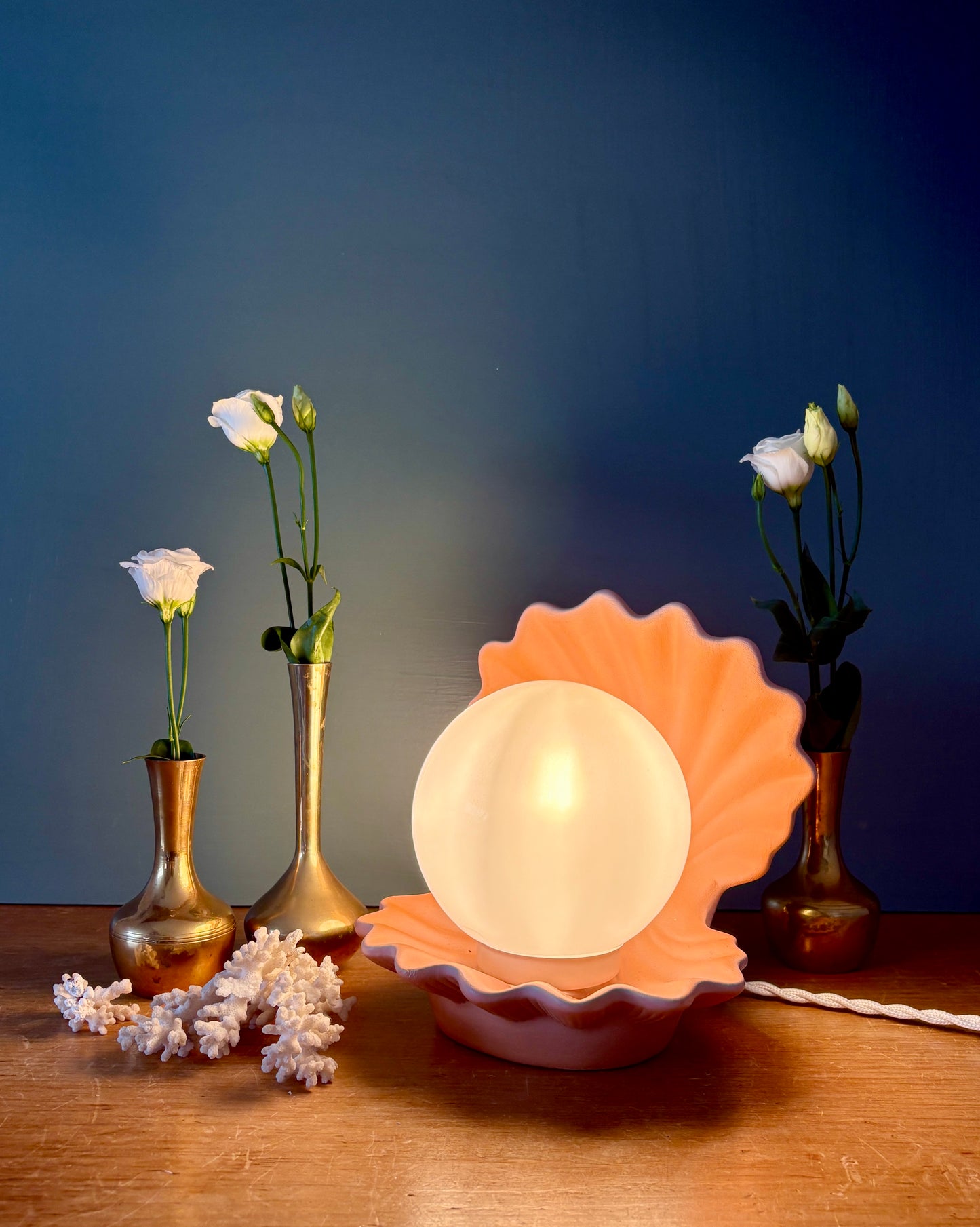 Lampe vintage en forme de coquillage en céramique et opaline.