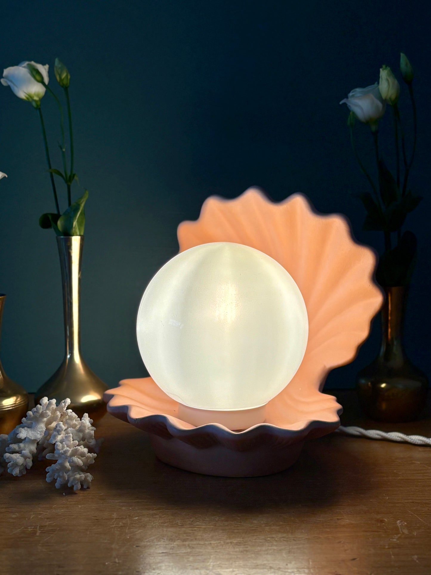 Lampe vintage en forme de coquillage en céramique et opaline.