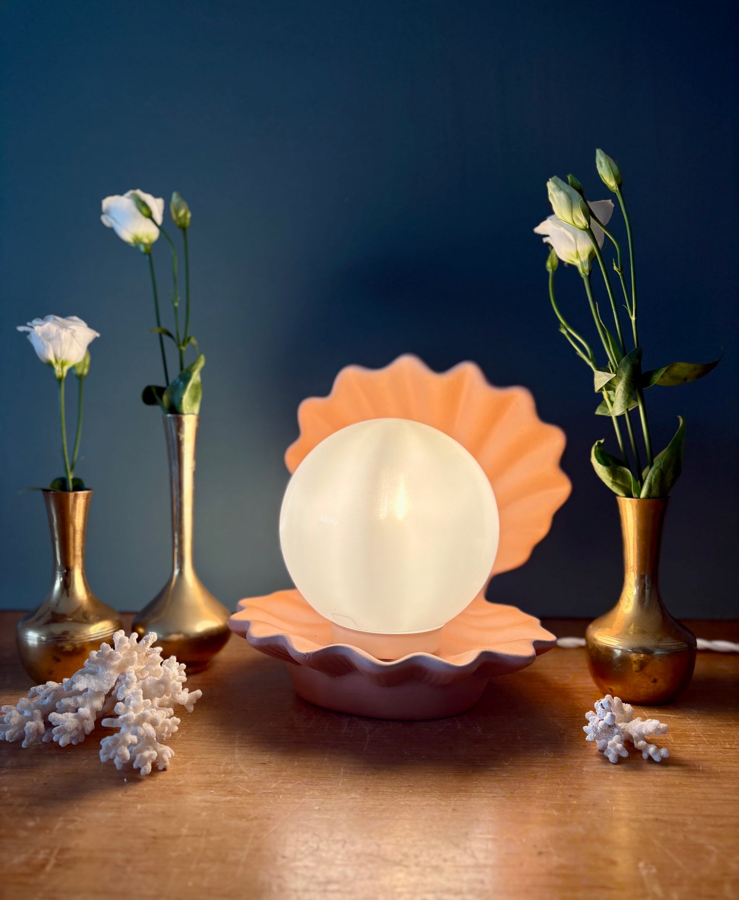 Lampe vintage en forme de coquillage en céramique et opaline.