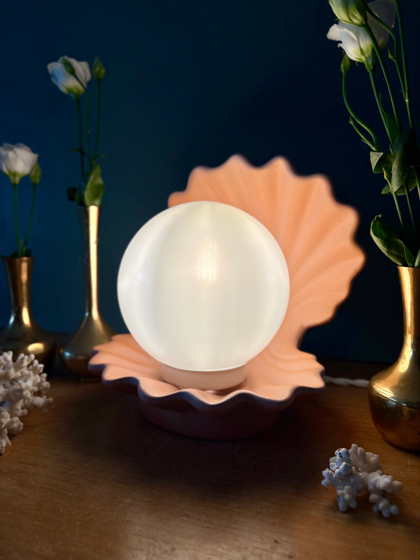 Lampe vintage en forme de coquillage en céramique et opaline.