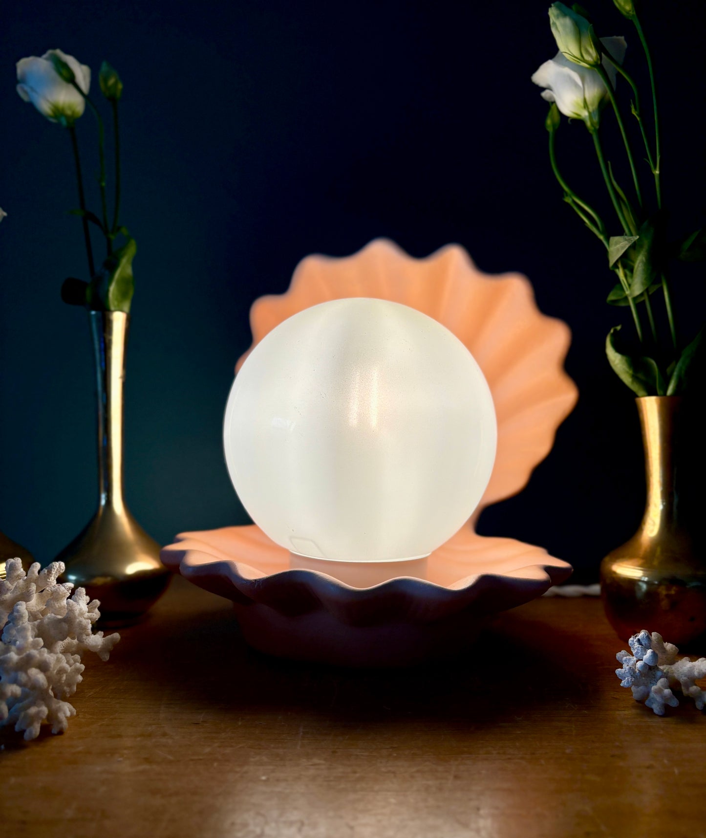 Lampe vintage en forme de coquillage en céramique et opaline.