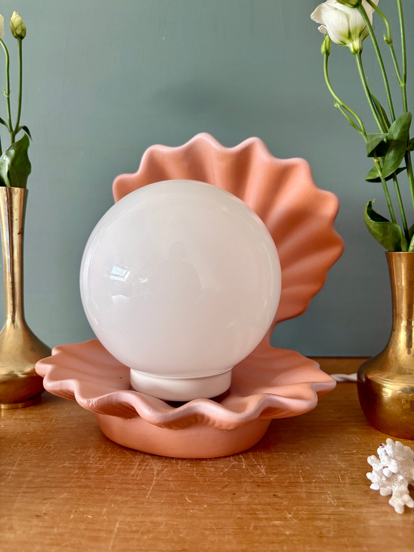 Lampe vintage en forme de coquillage en céramique et opaline.