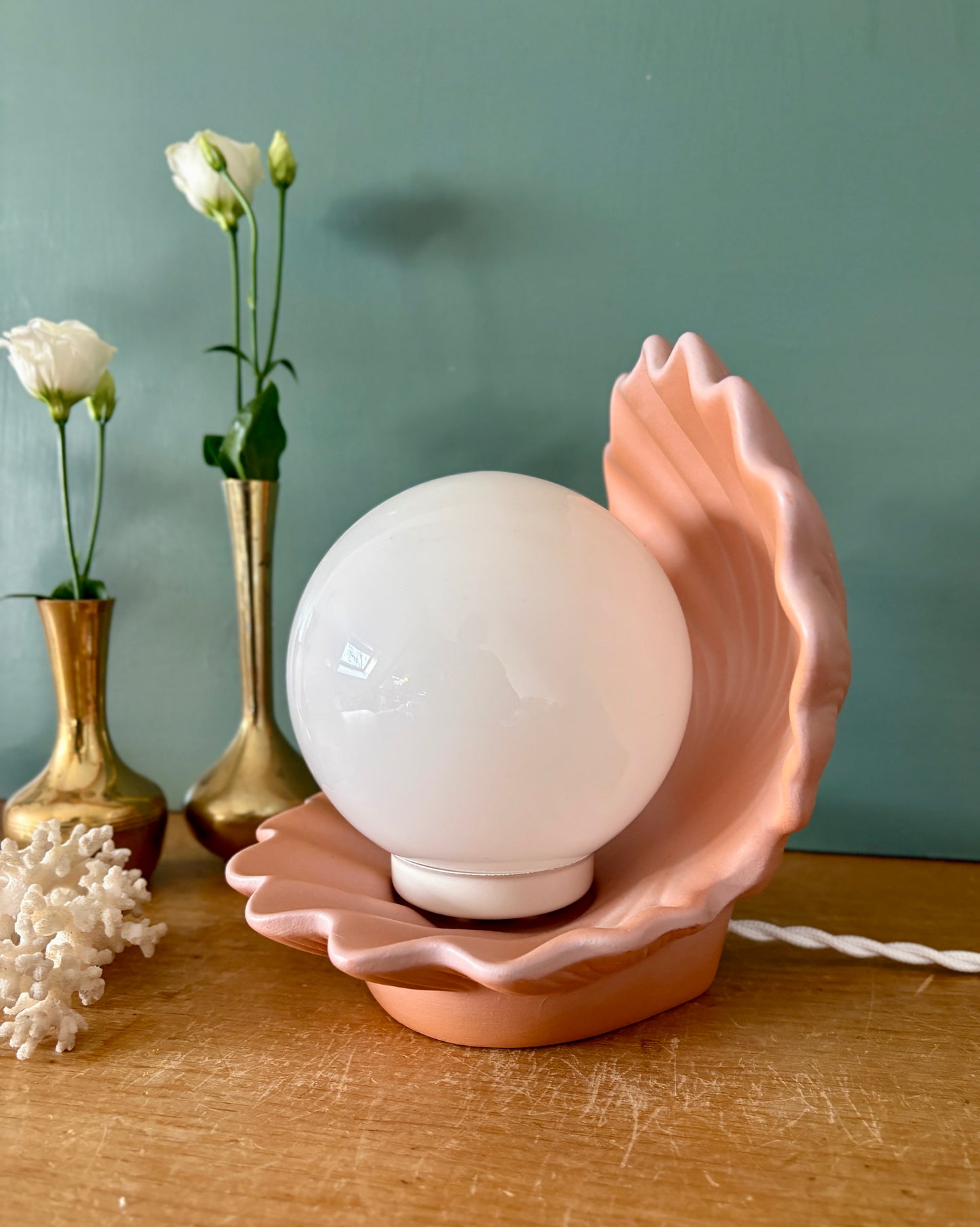 Lampe vintage en forme de coquillage en céramique et opaline.