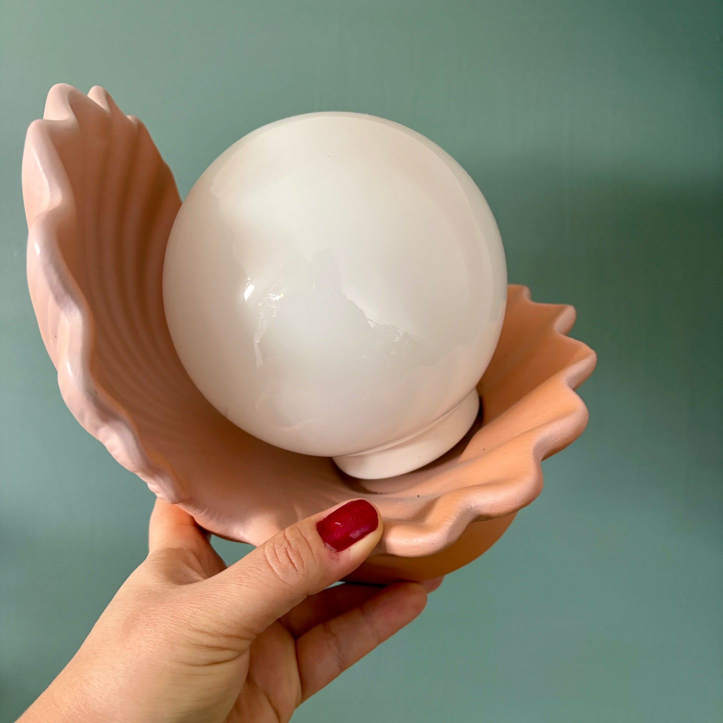 Lampe vintage en forme de coquillage en céramique et opaline.