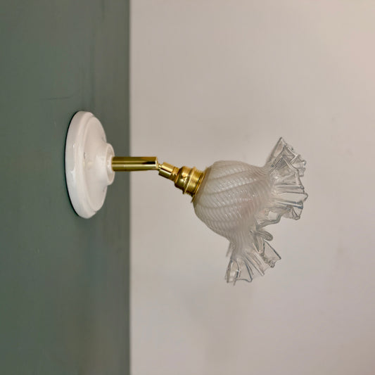 Applique tulipe vintage en verre transparent, blanc légèrement nacré.