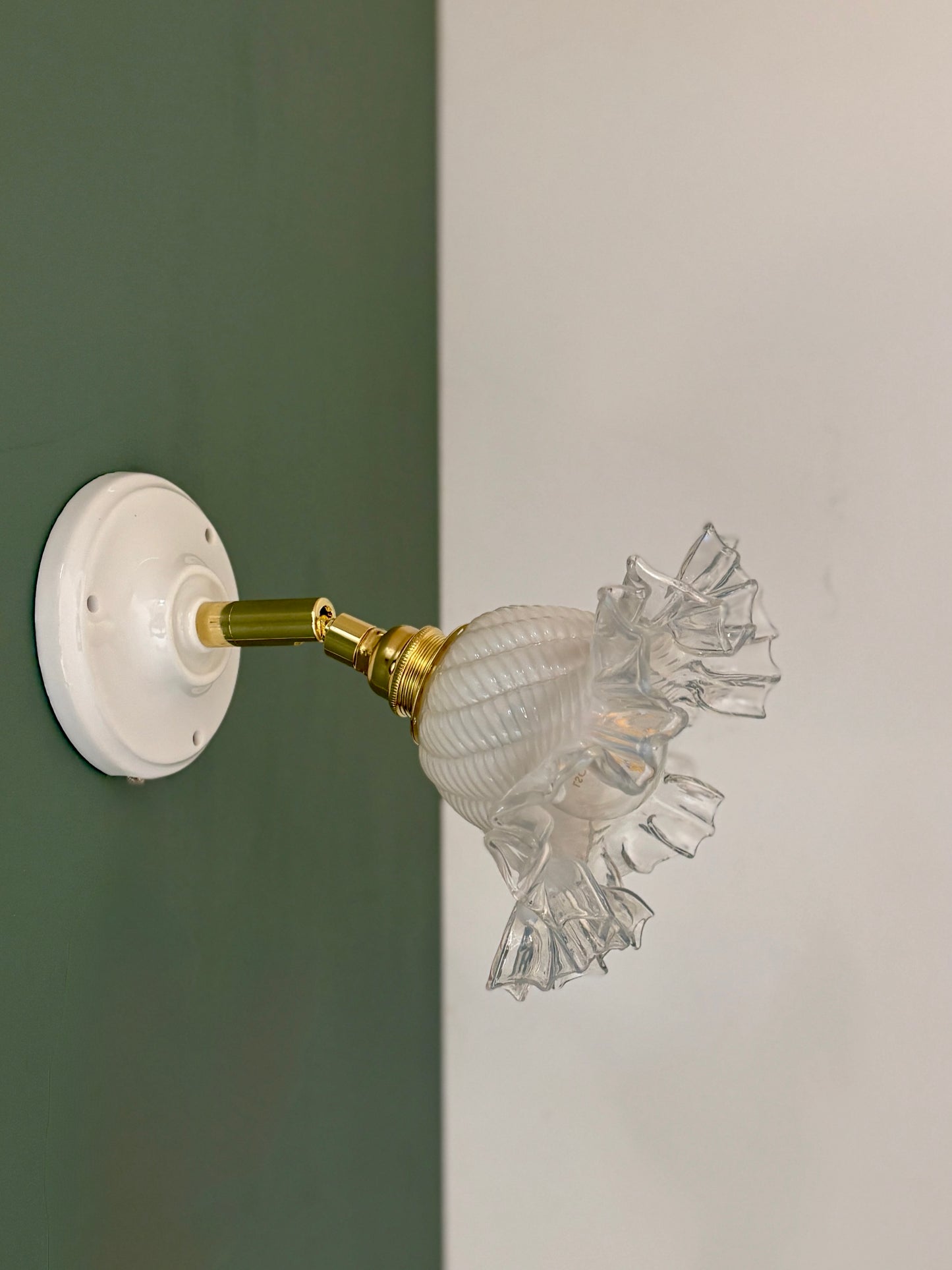 Applique tulipe vintage en verre transparent, blanc légèrement nacré.