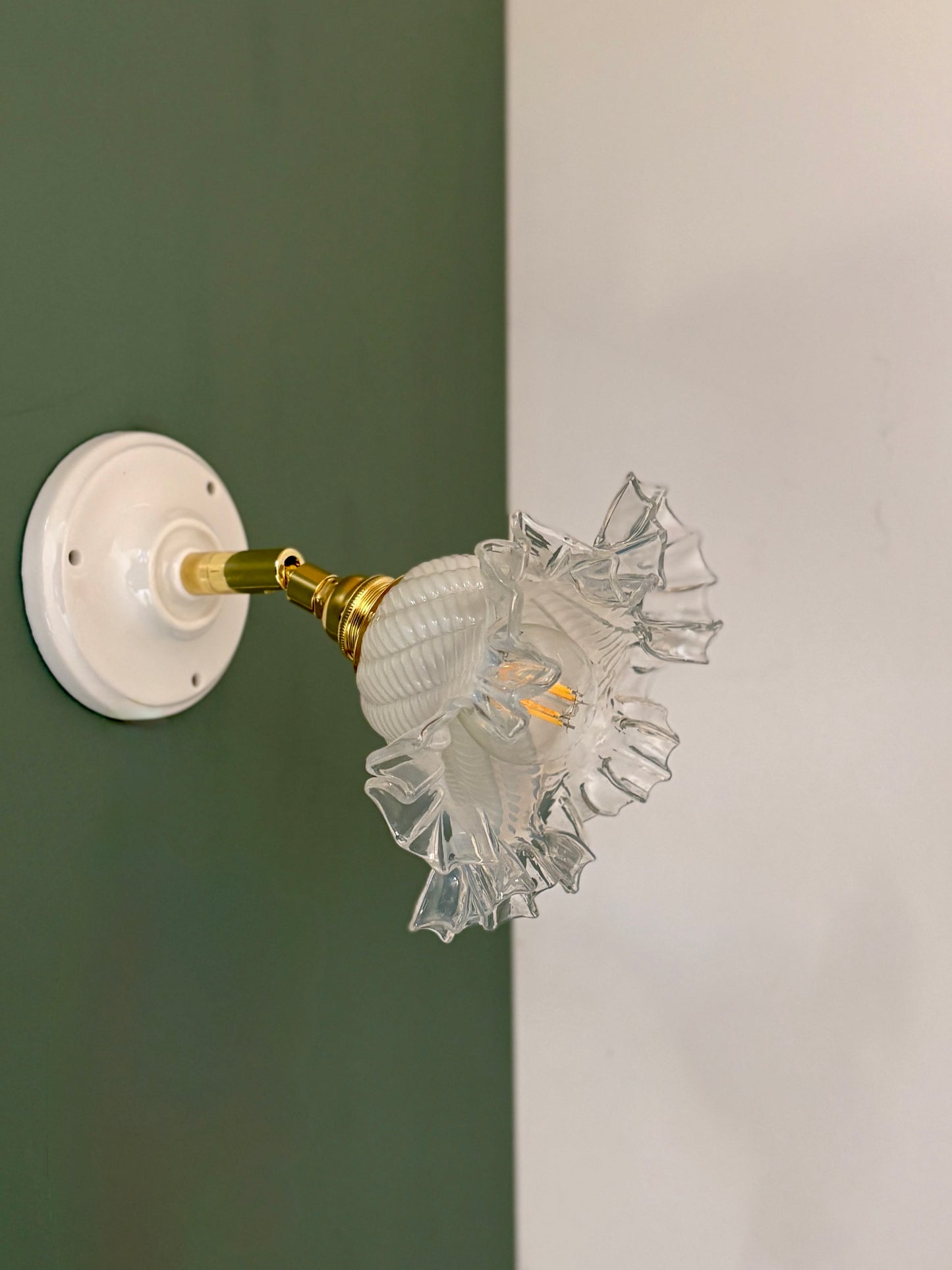 Applique tulipe vintage en verre transparent, blanc légèrement nacré.