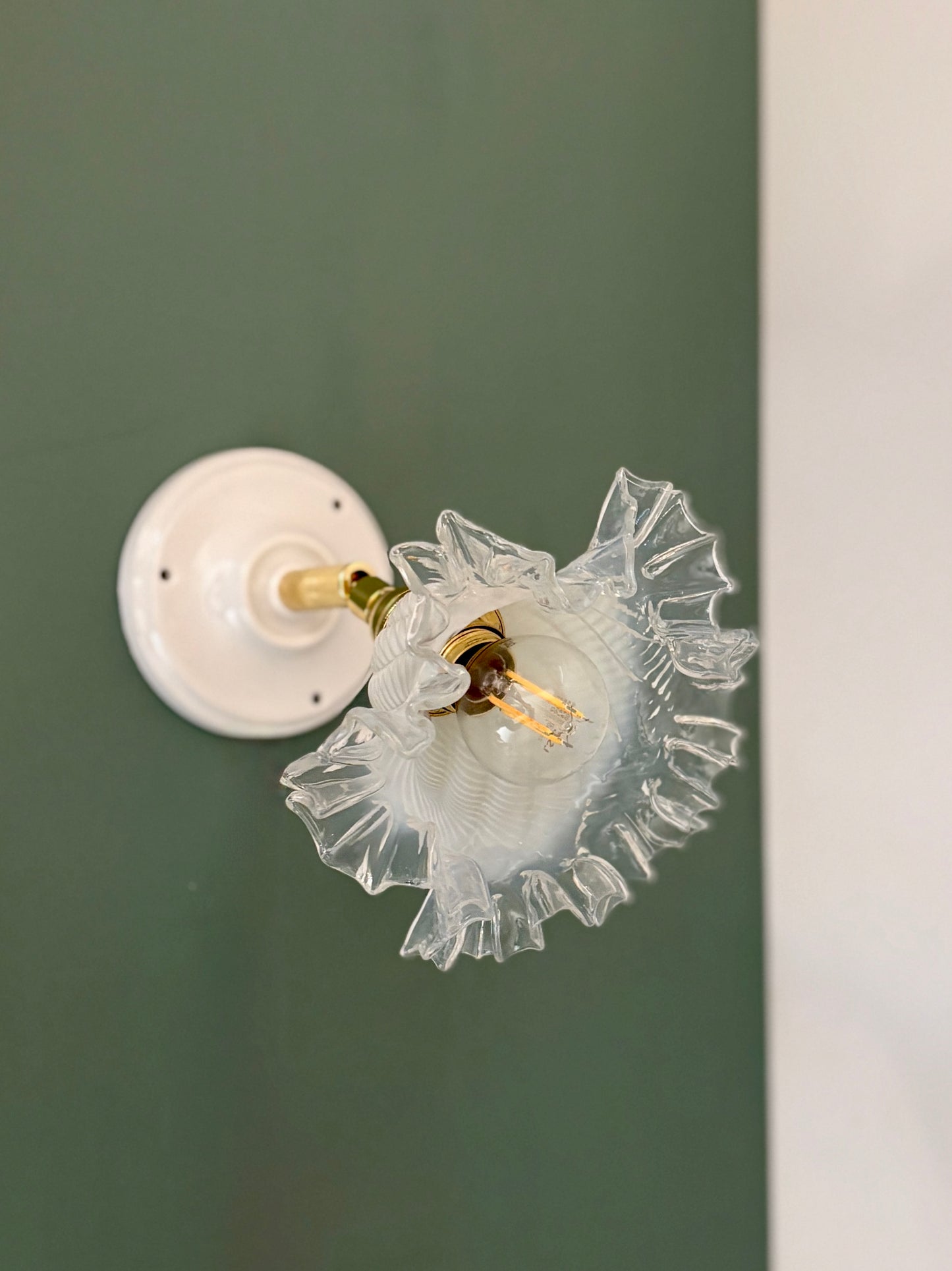 Applique tulipe vintage en verre transparent, blanc légèrement nacré.