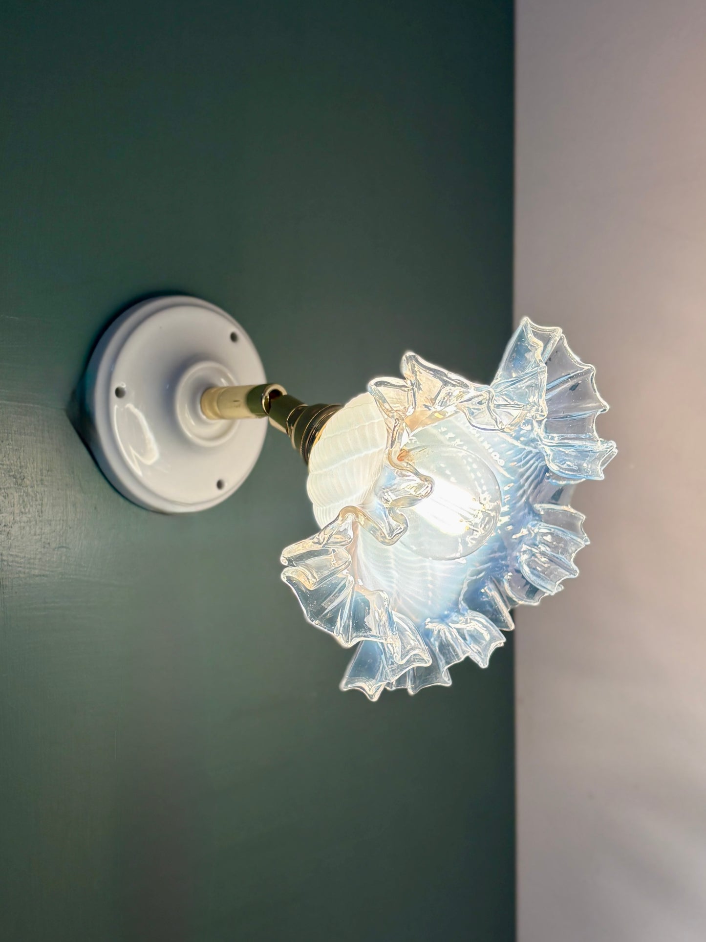 Applique tulipe vintage en verre transparent, blanc légèrement nacré.