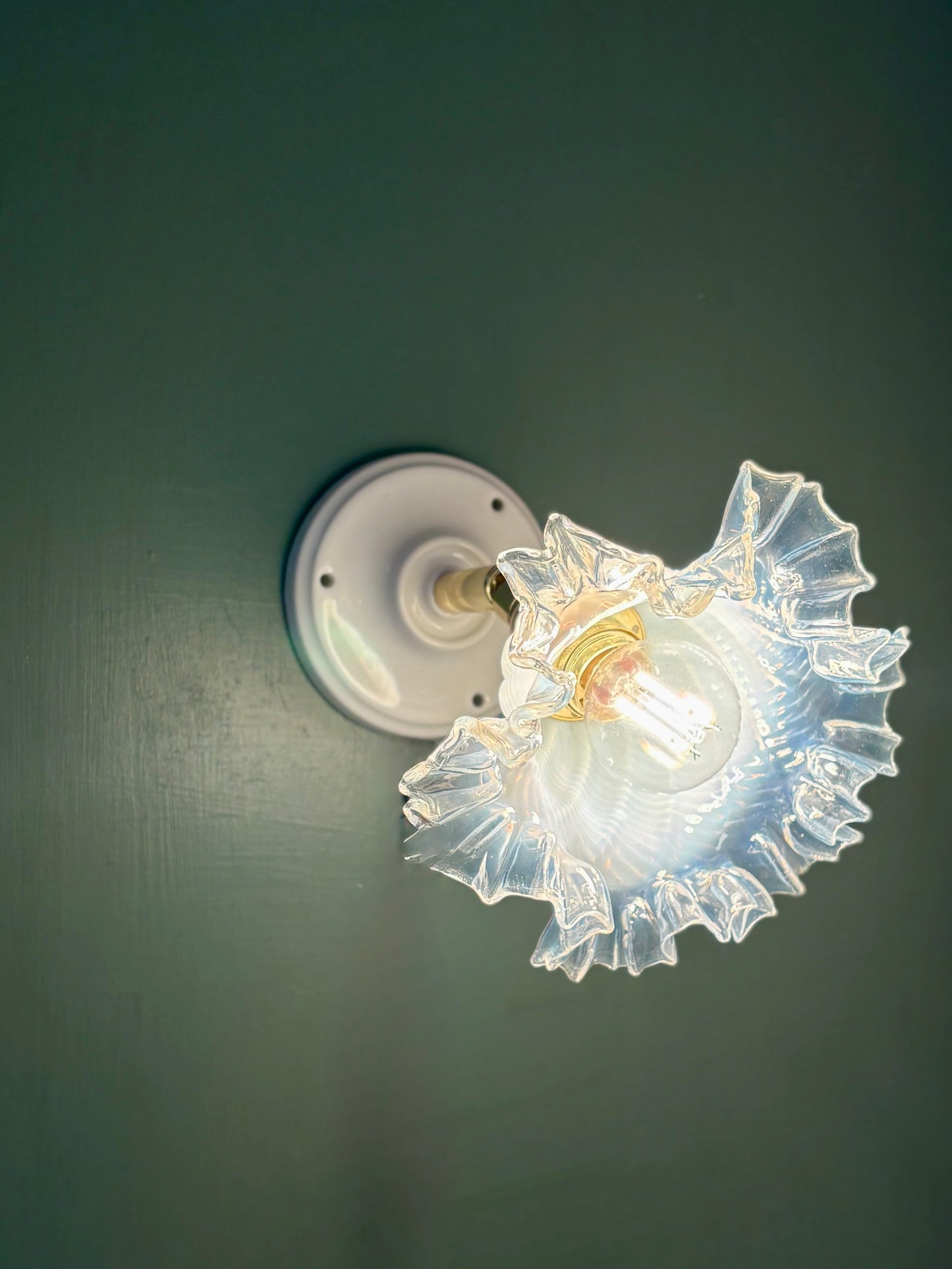 Applique tulipe vintage en verre transparent, blanc légèrement nacré.