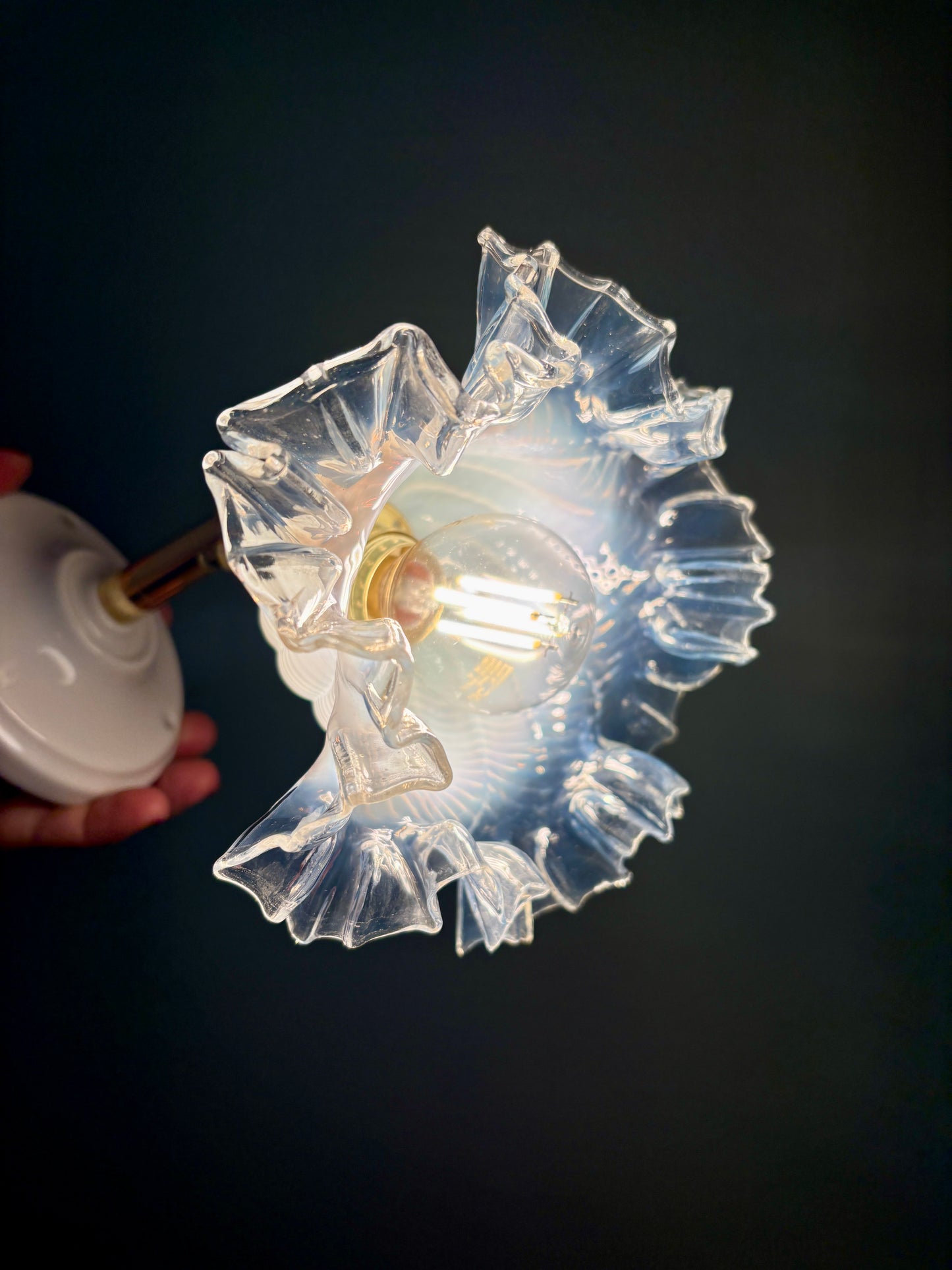 Applique tulipe vintage en verre transparent, blanc légèrement nacré.