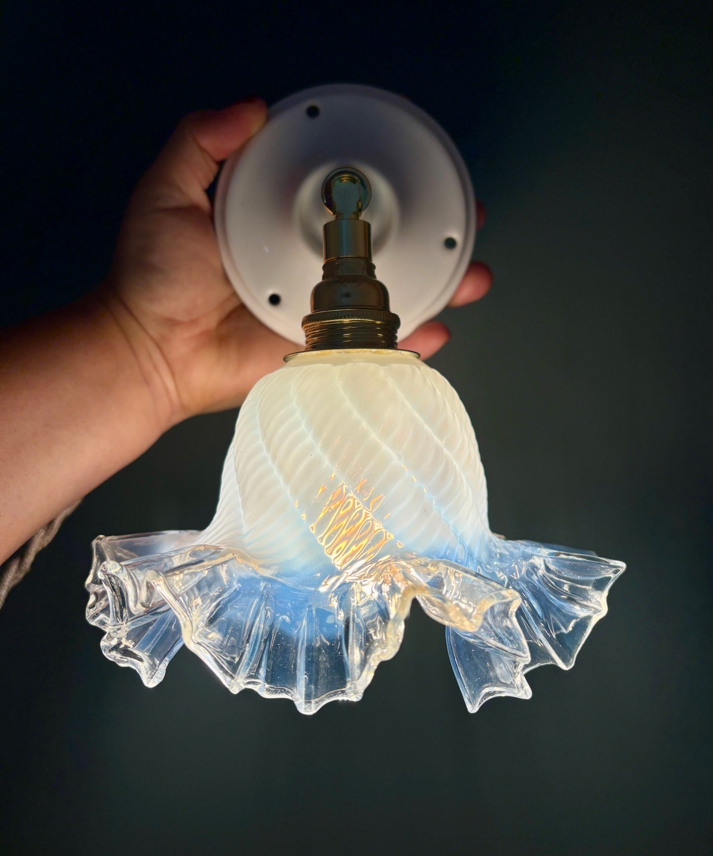 Applique tulipe vintage en verre transparent, blanc légèrement nacré.