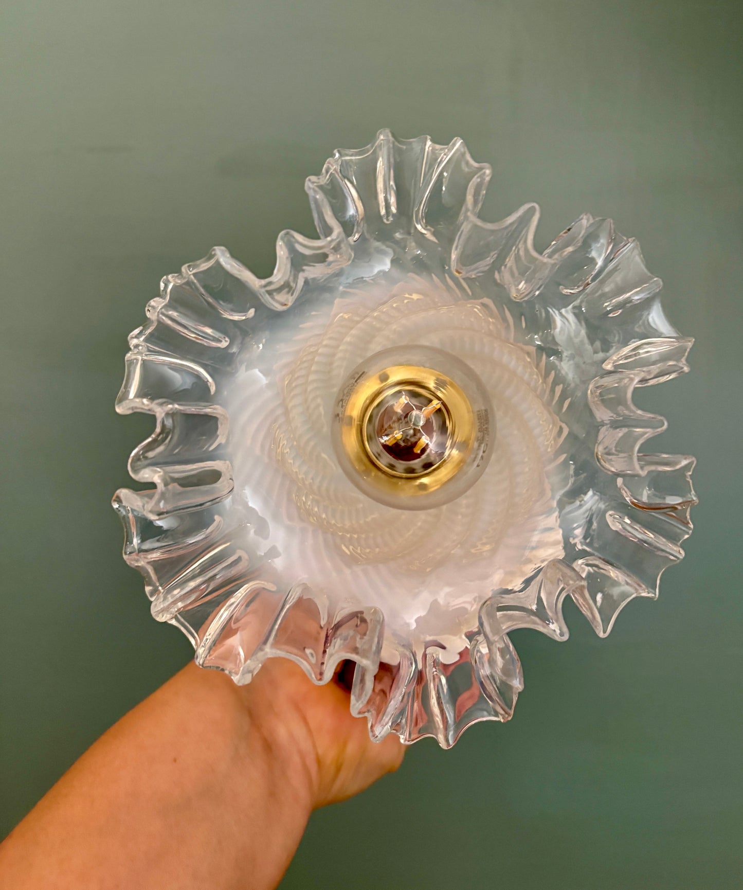 Applique tulipe vintage en verre transparent, blanc légèrement nacré.