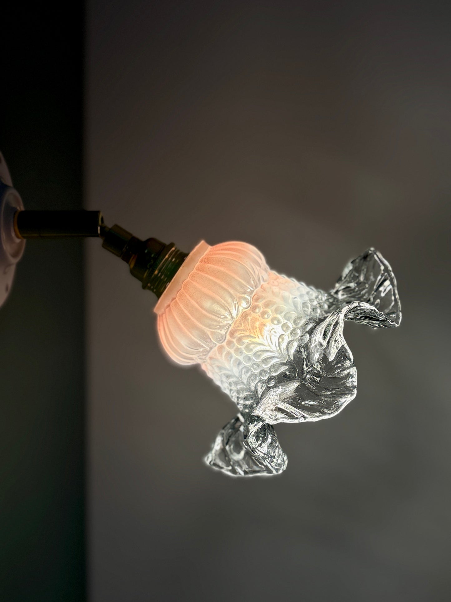 Applique tulipe vintage en verre rose et transparent