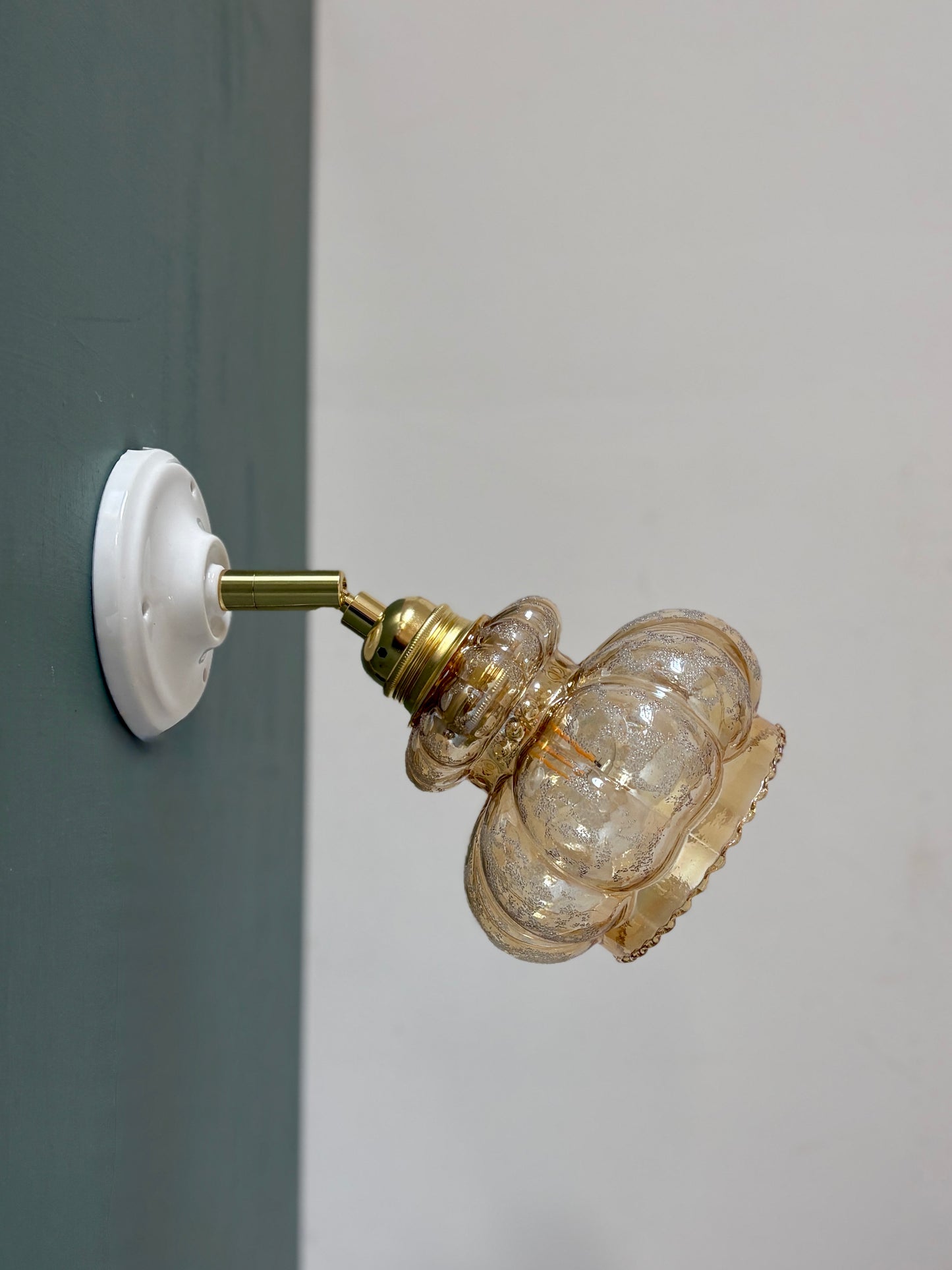 Applique tulipe vintage en verre ambré granité