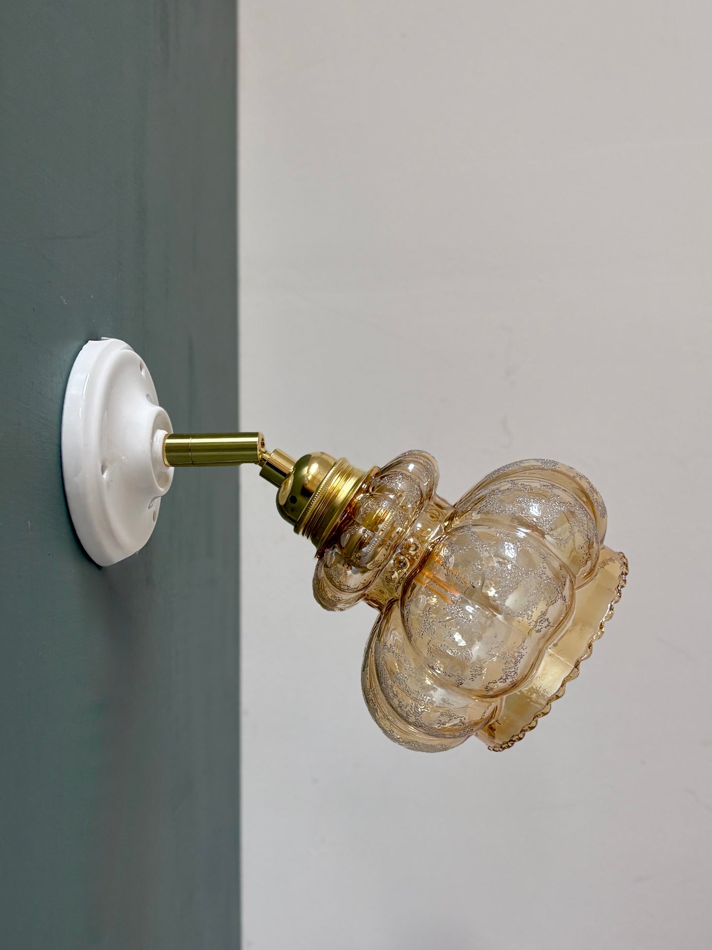 Applique tulipe vintage en verre ambré granité