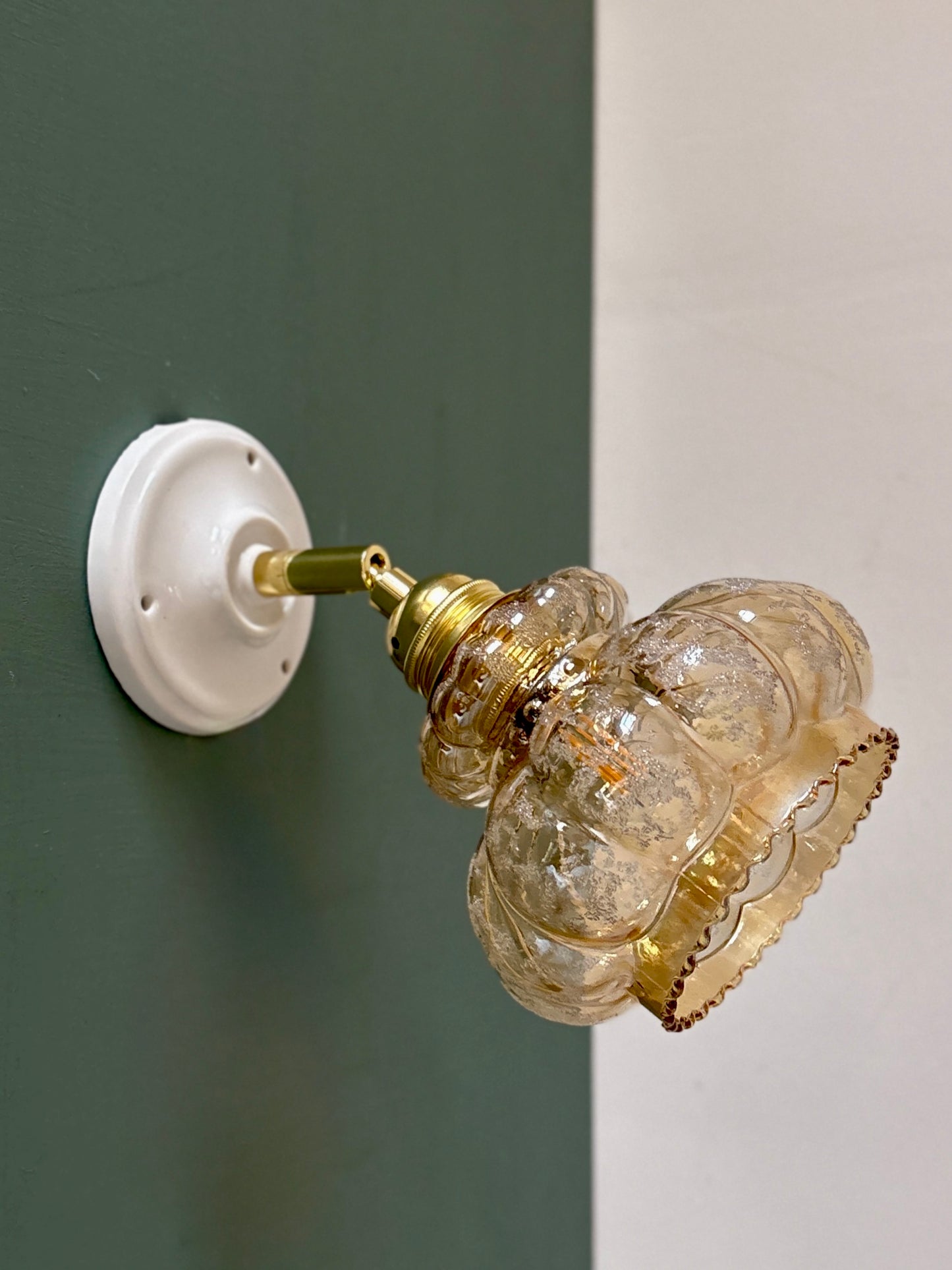 Applique tulipe vintage en verre ambré granité