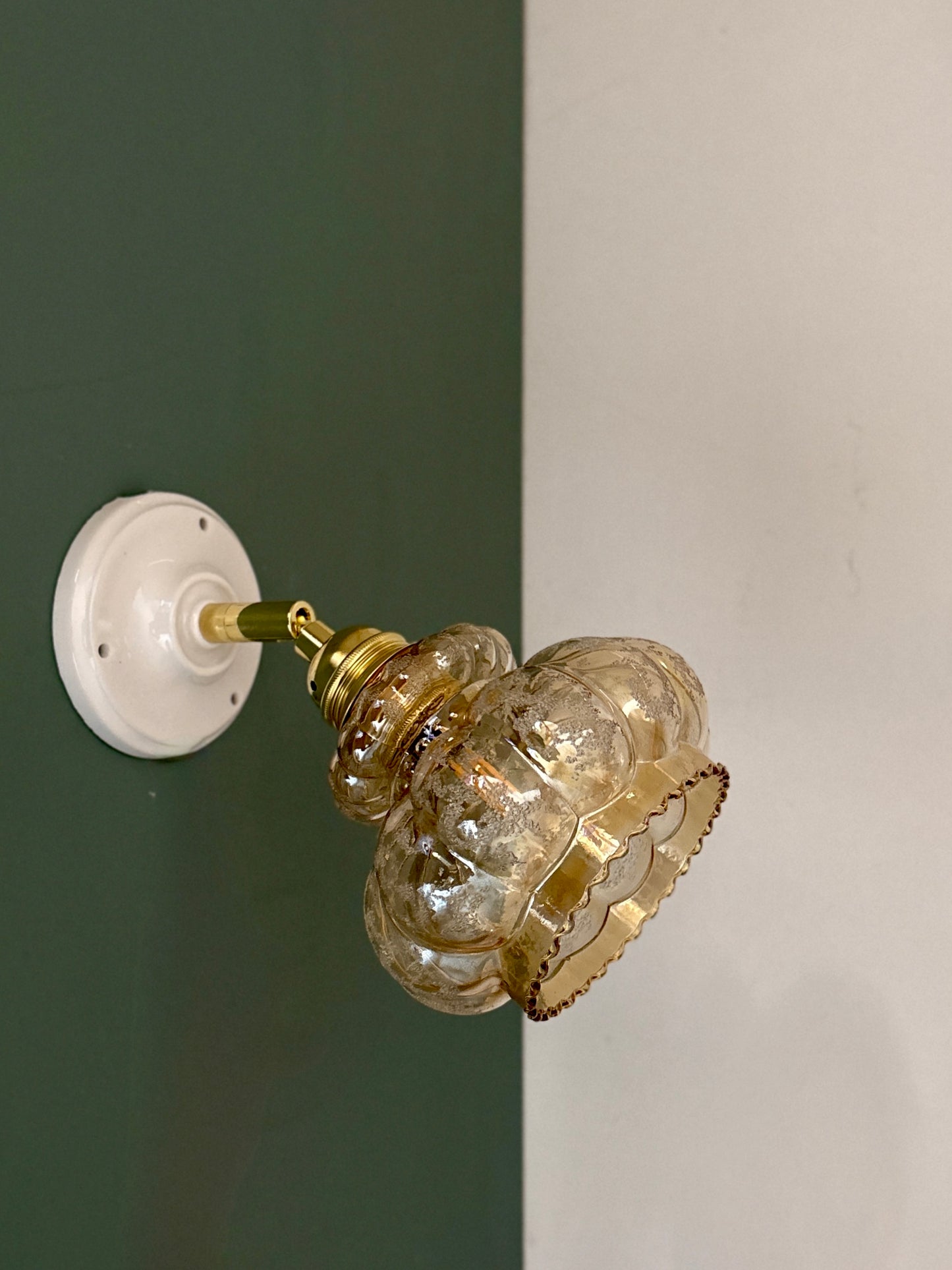 Applique tulipe vintage en verre ambré granité