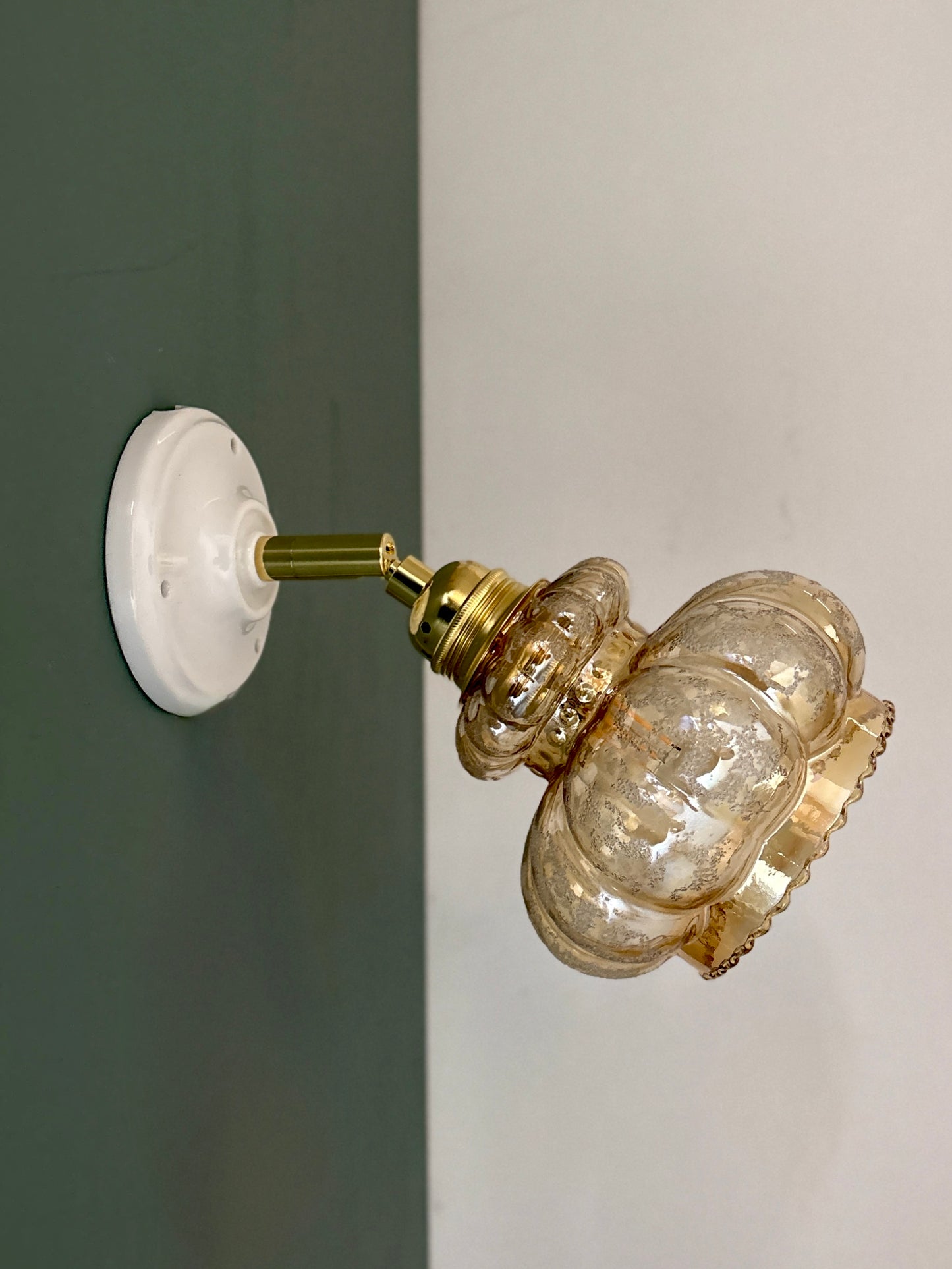 Applique tulipe vintage en verre ambré granité