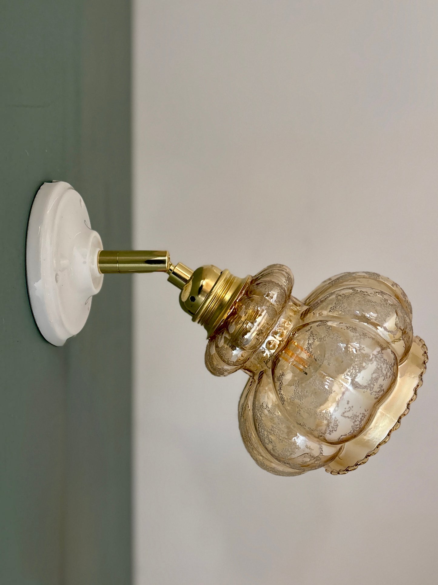 Applique tulipe vintage en verre ambré granité