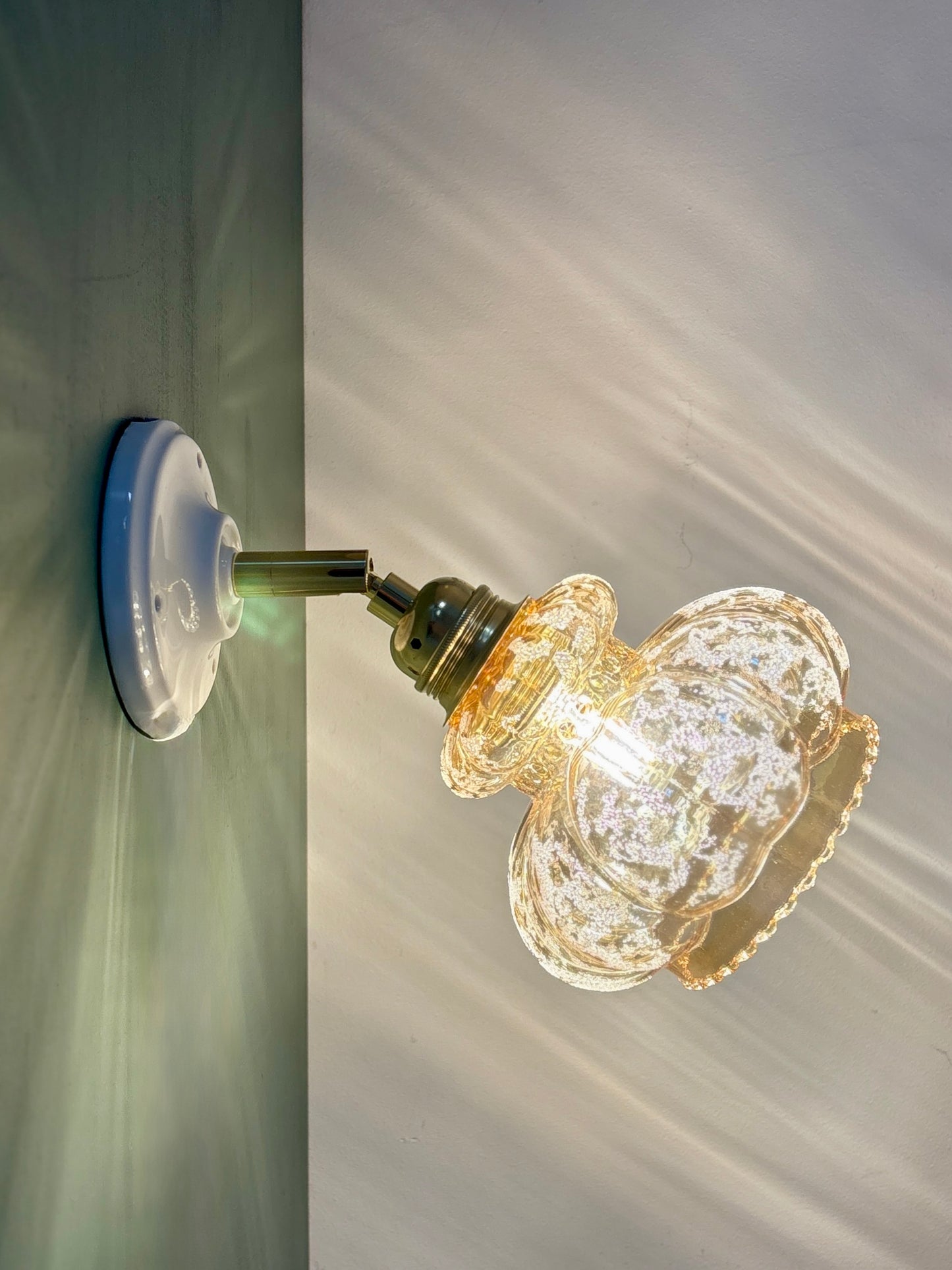 Applique tulipe vintage en verre ambré granité