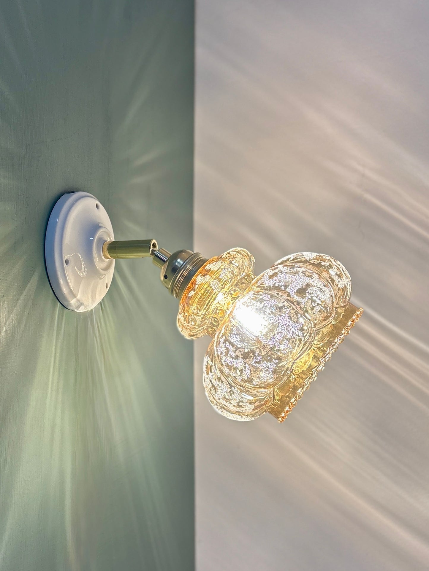 Applique tulipe vintage en verre ambré granité