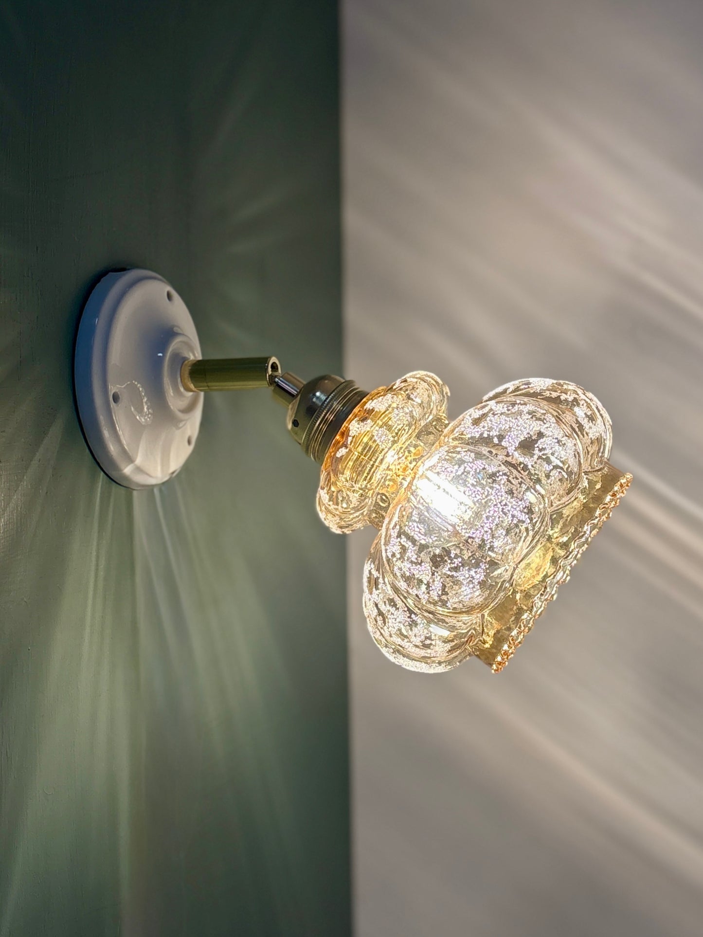 Applique tulipe vintage en verre ambré granité