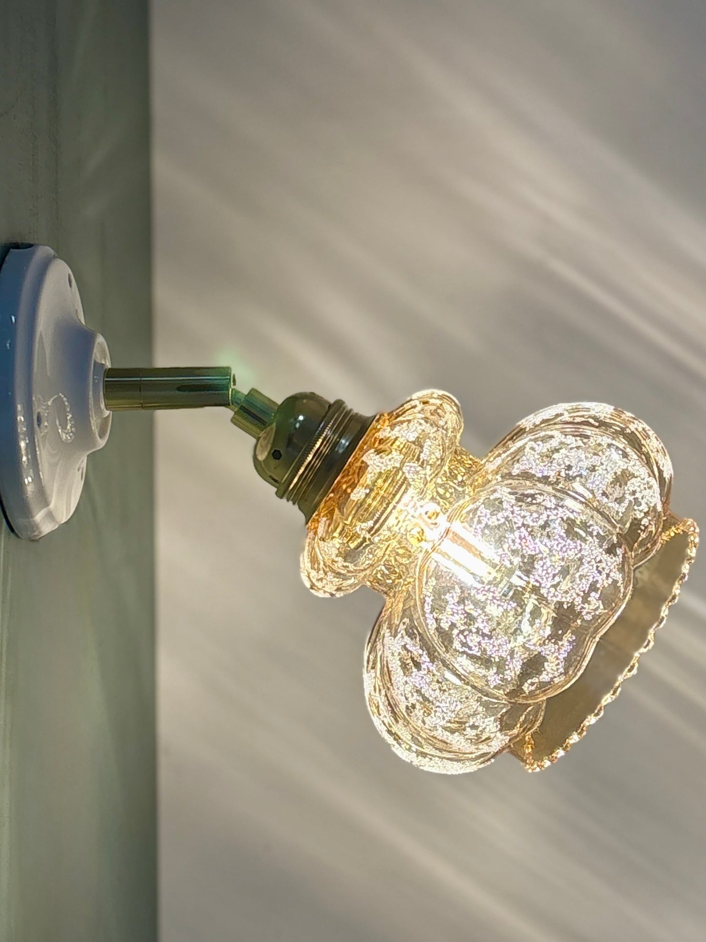 Applique tulipe vintage en verre ambré granité