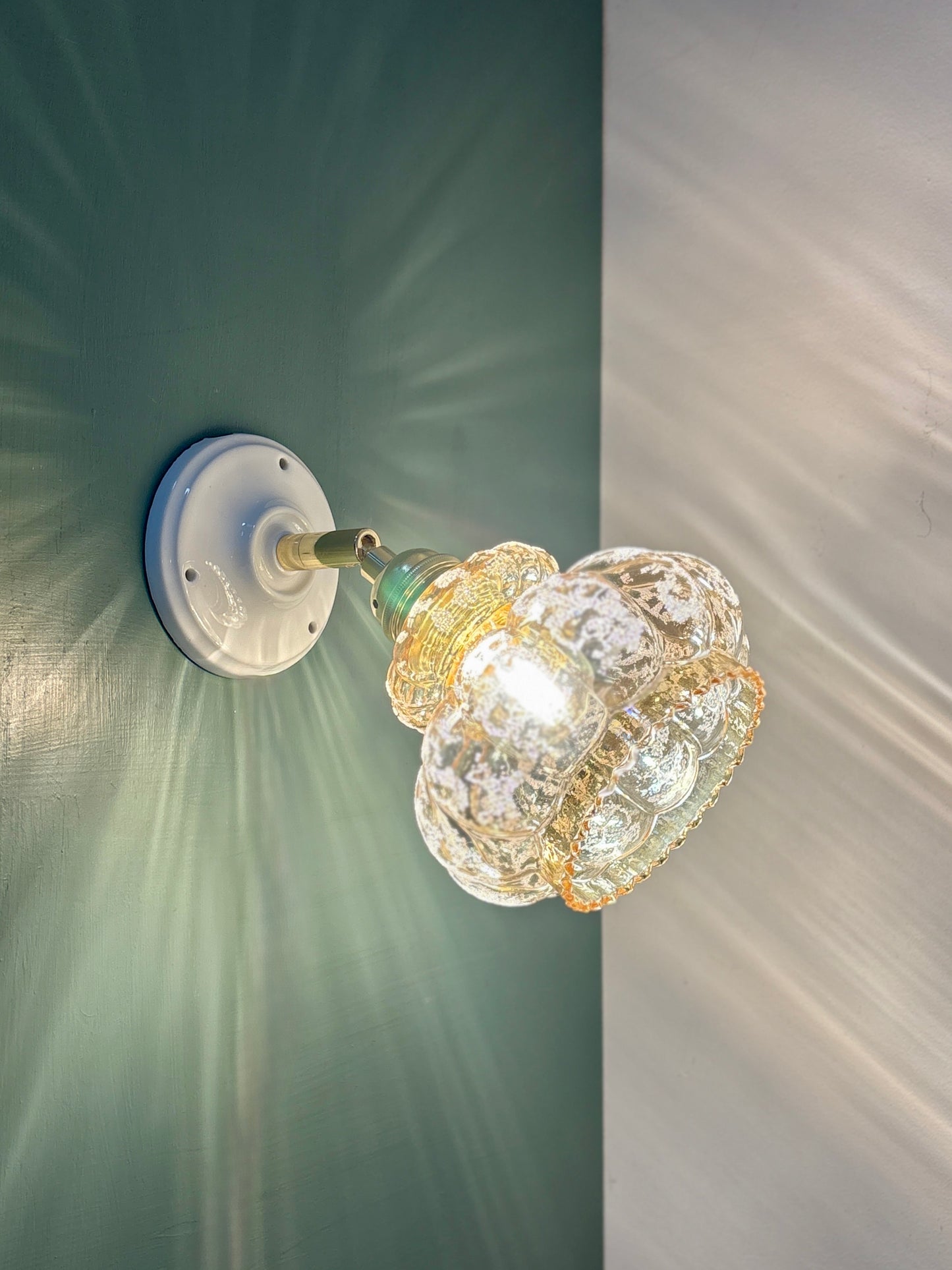 Applique tulipe vintage en verre ambré granité