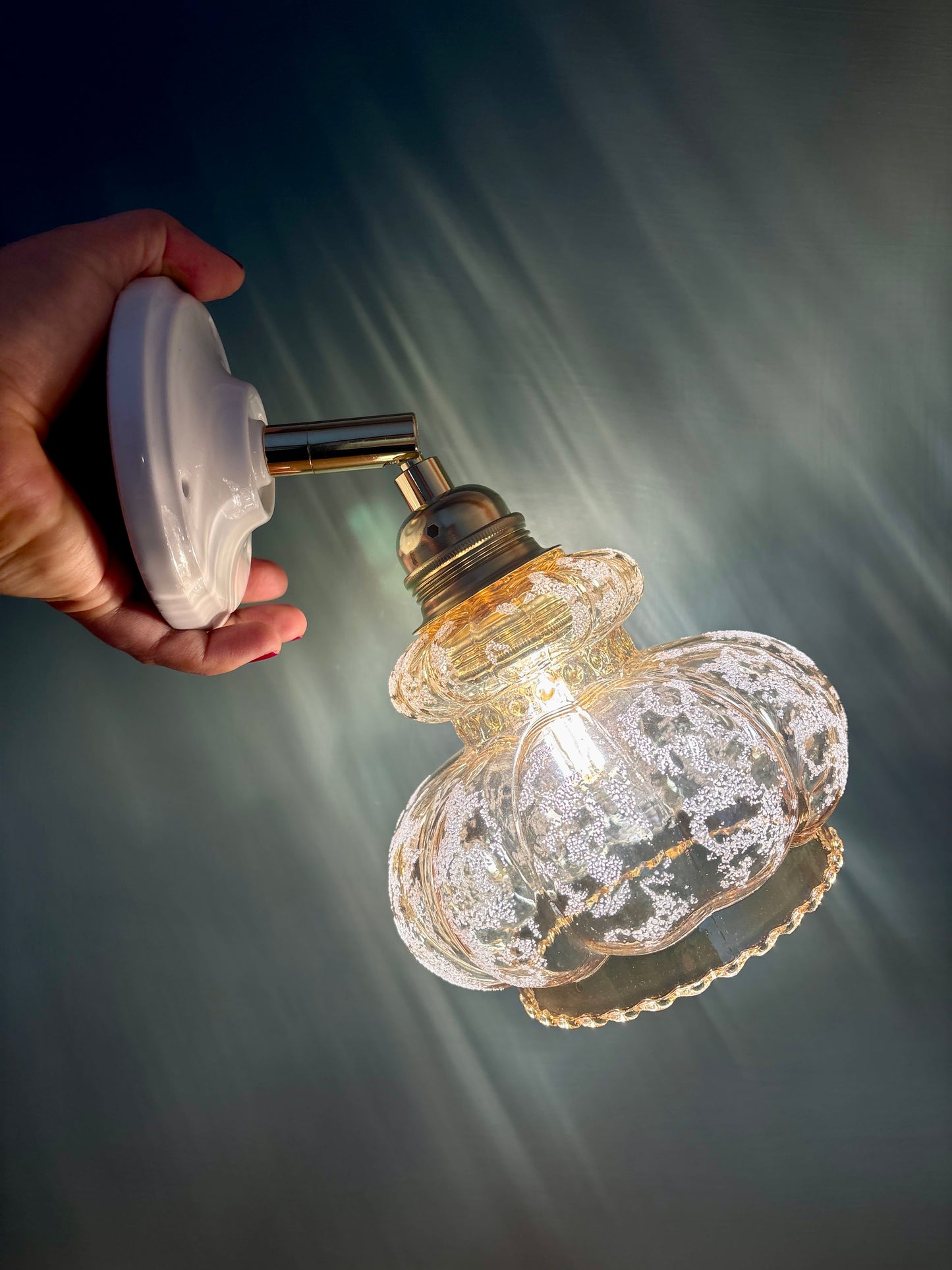 Applique tulipe vintage en verre ambré granité