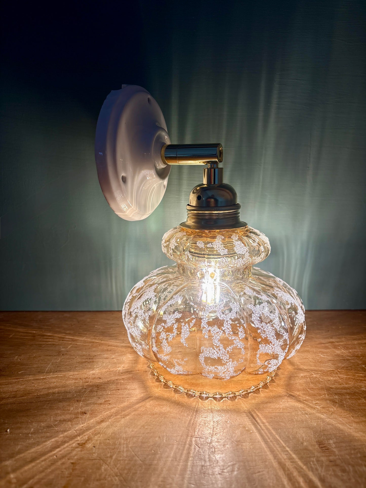 Applique tulipe vintage en verre ambré granité