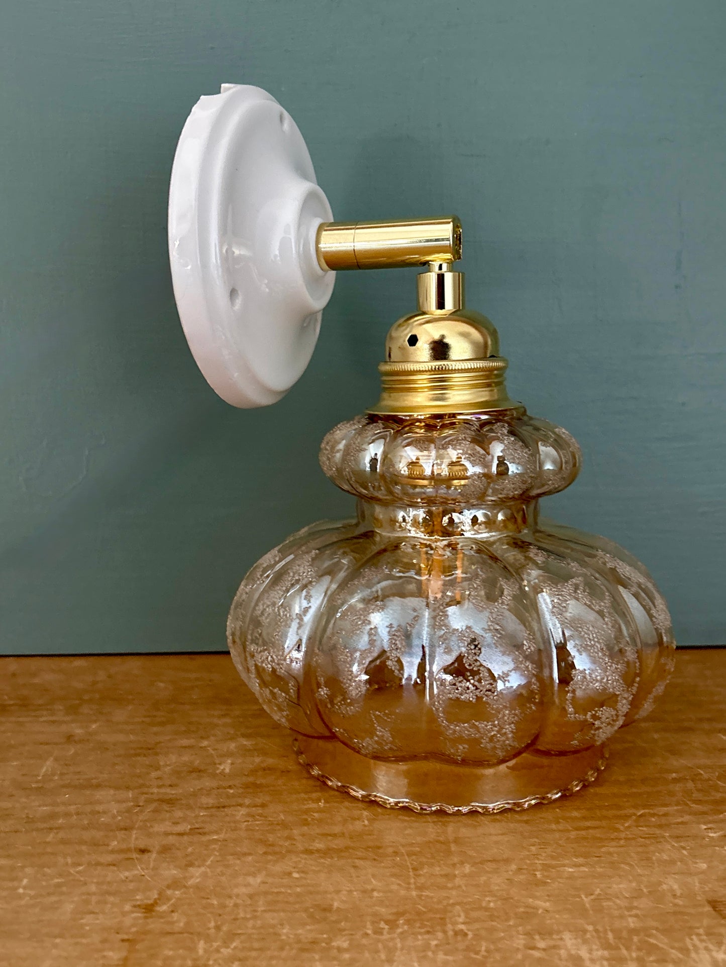 Applique tulipe vintage en verre ambré granité