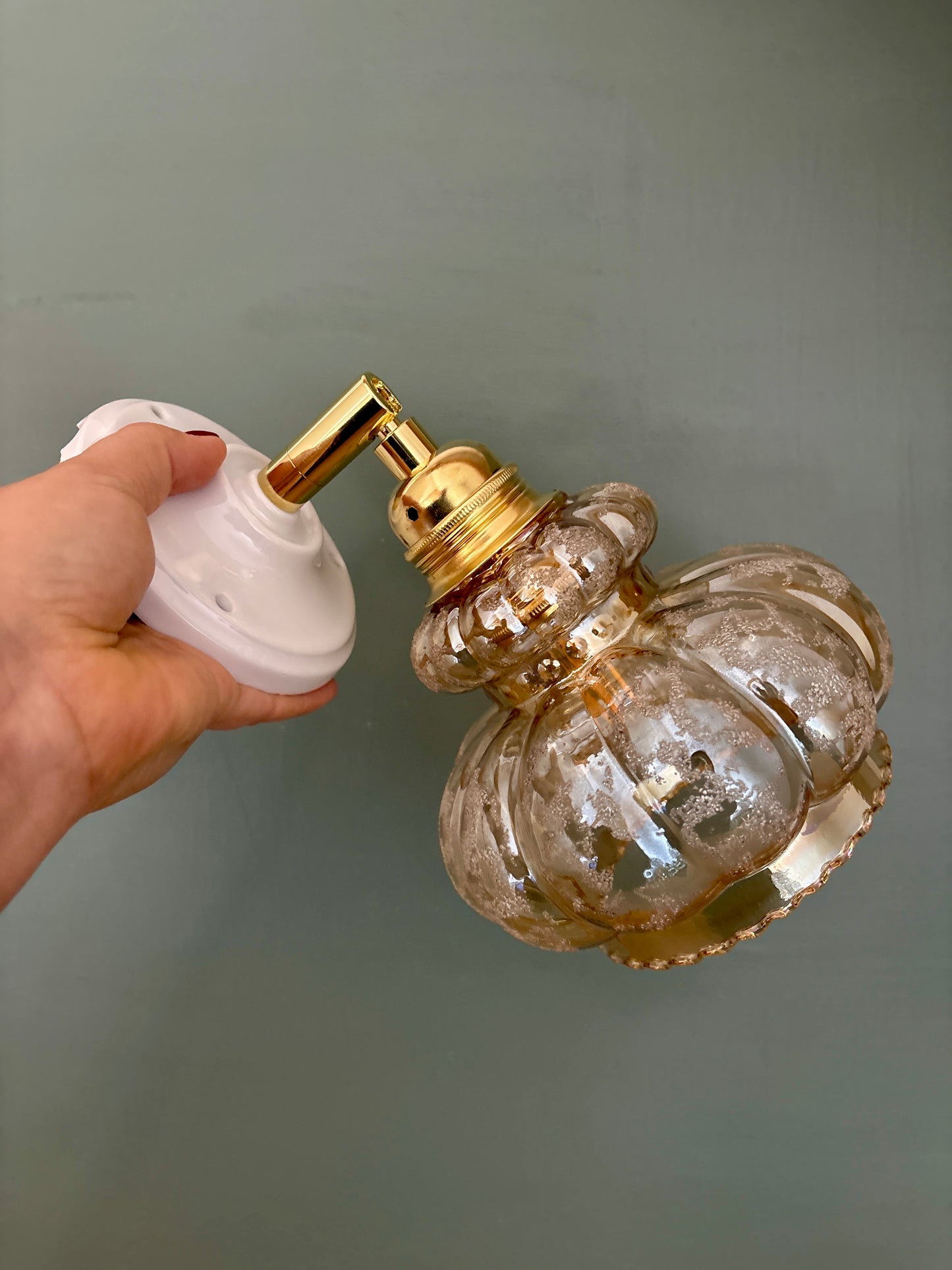 Applique tulipe vintage en verre ambré granité