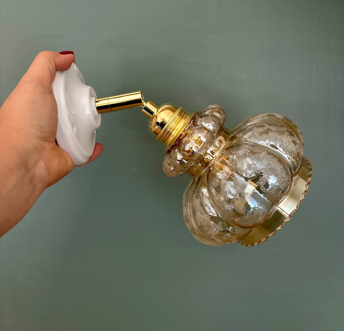 Applique tulipe vintage en verre ambré granité