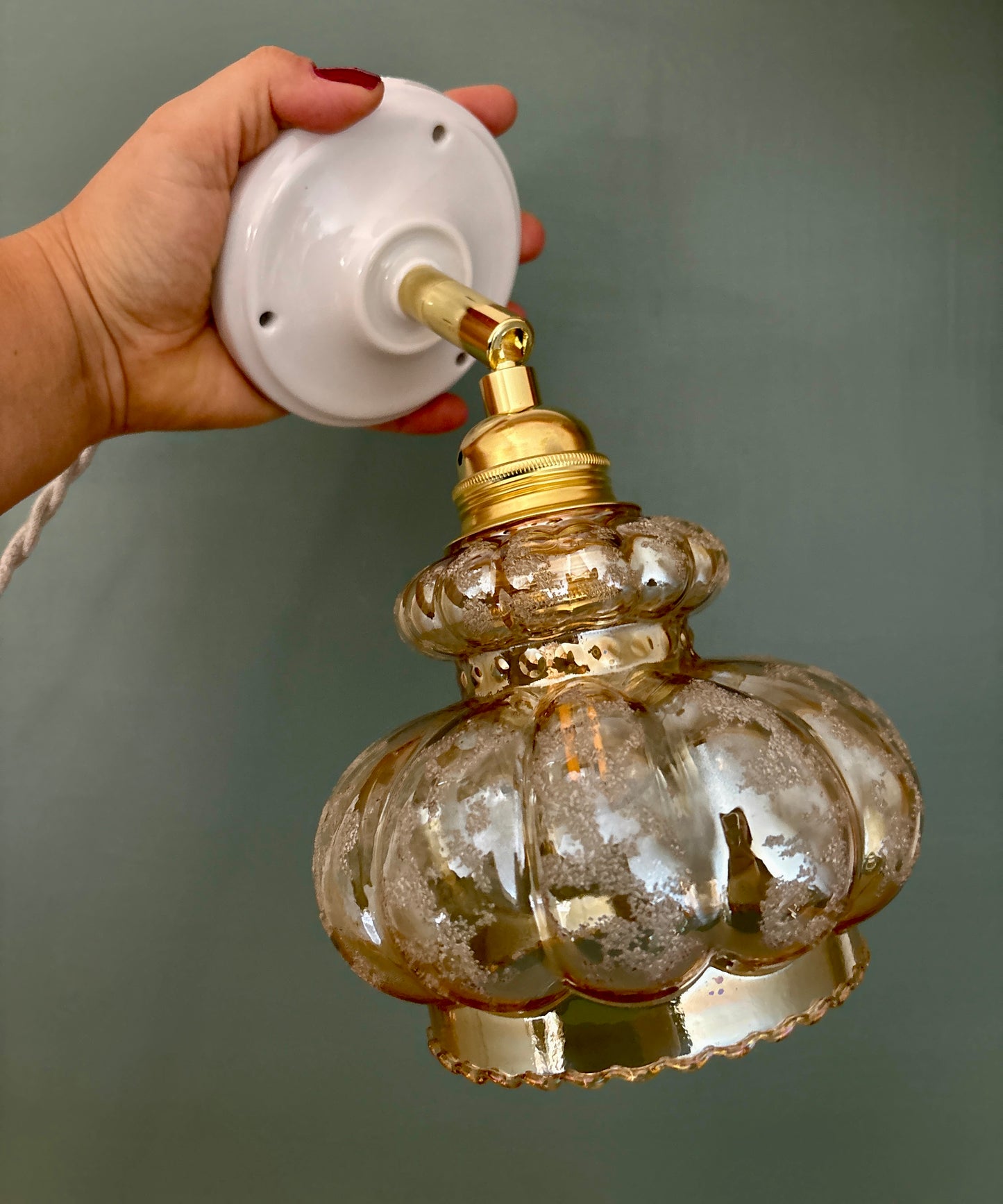 Applique tulipe vintage en verre ambré granité